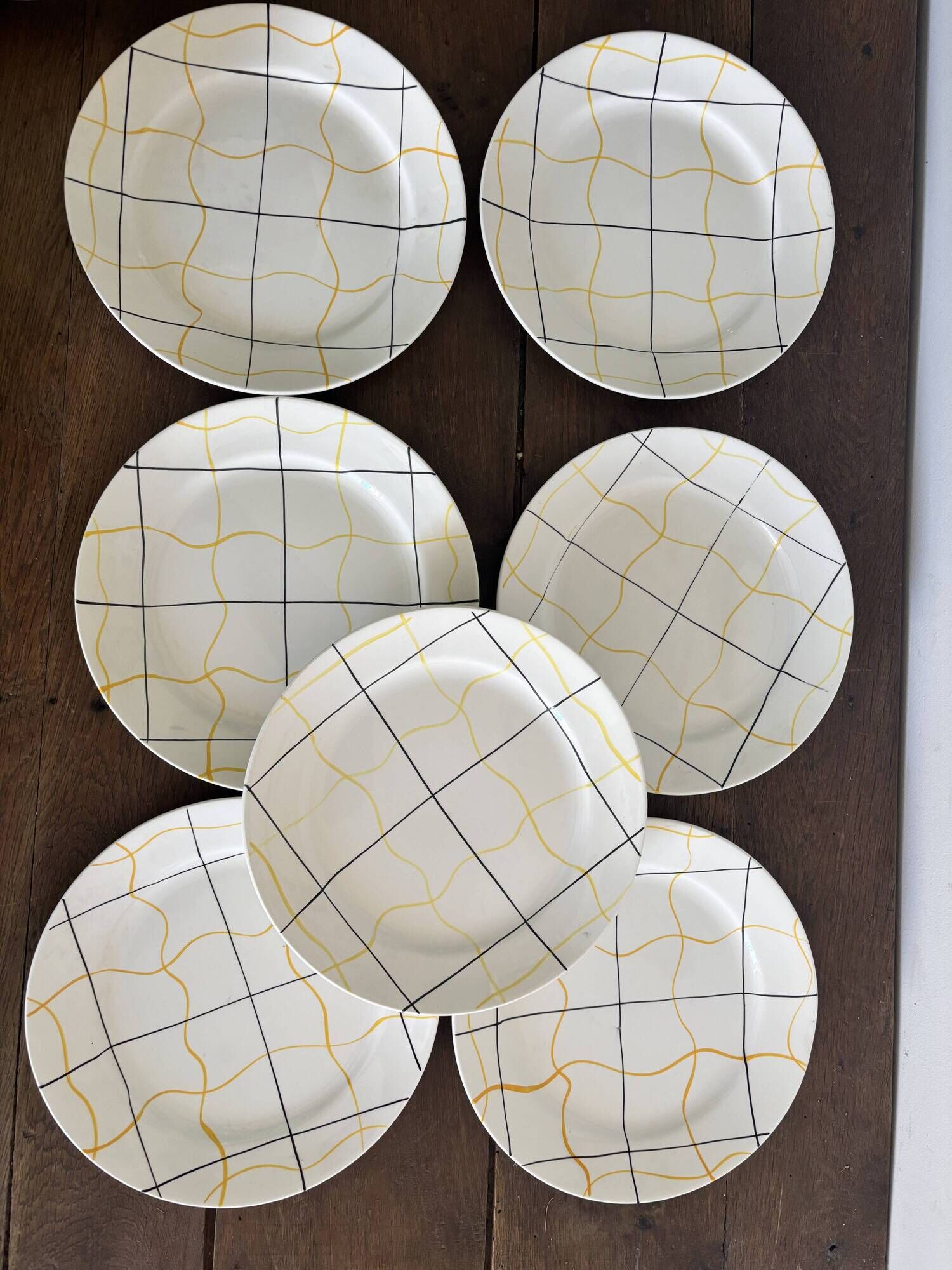 Vintage Longchamp France service – 18 graphic plates from the 1950s.