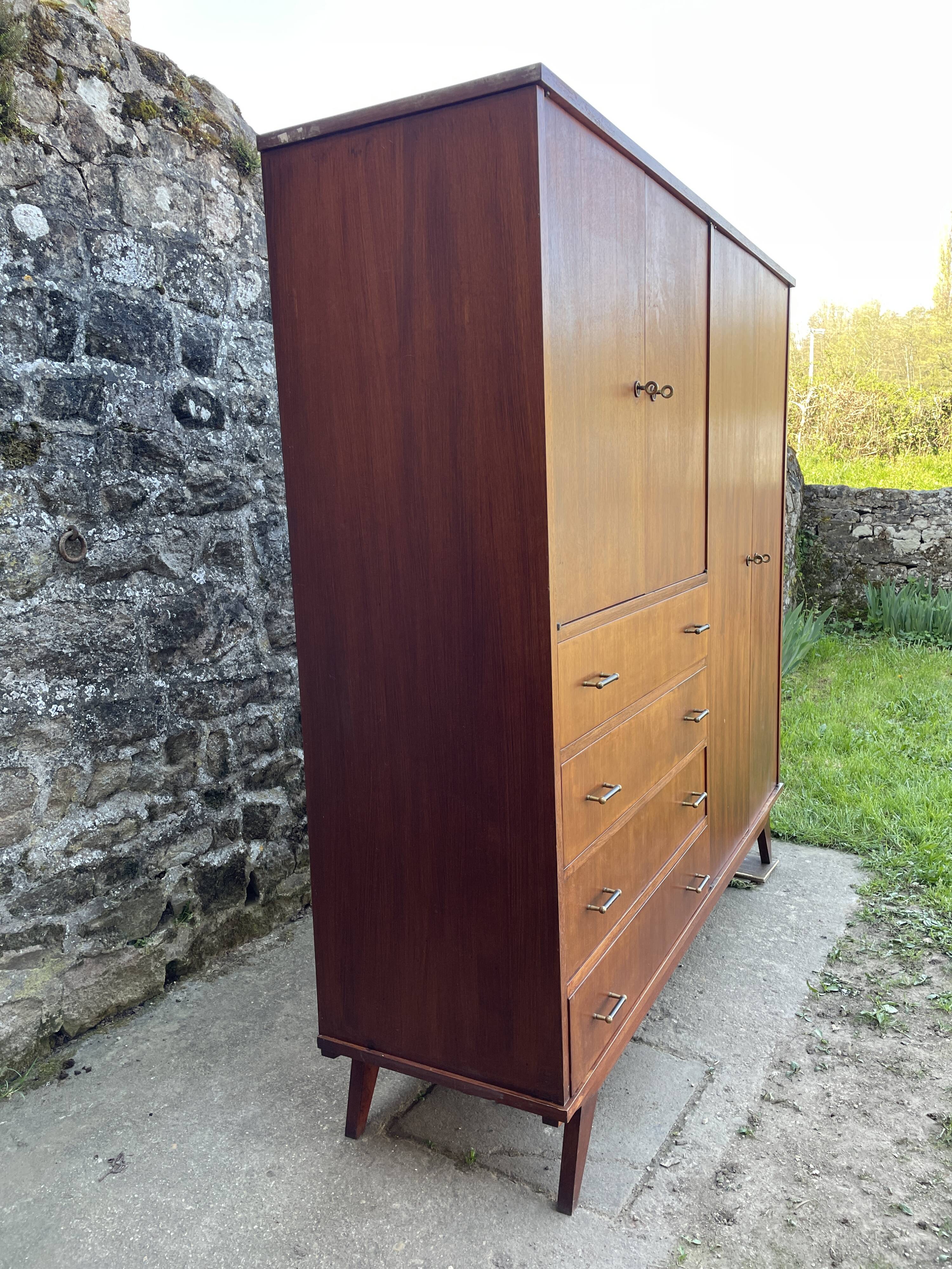 Armoire pieds compas 1960