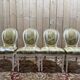 Suite de 4 chaises médaillons de style Louis XVI rechampi blanc cassé