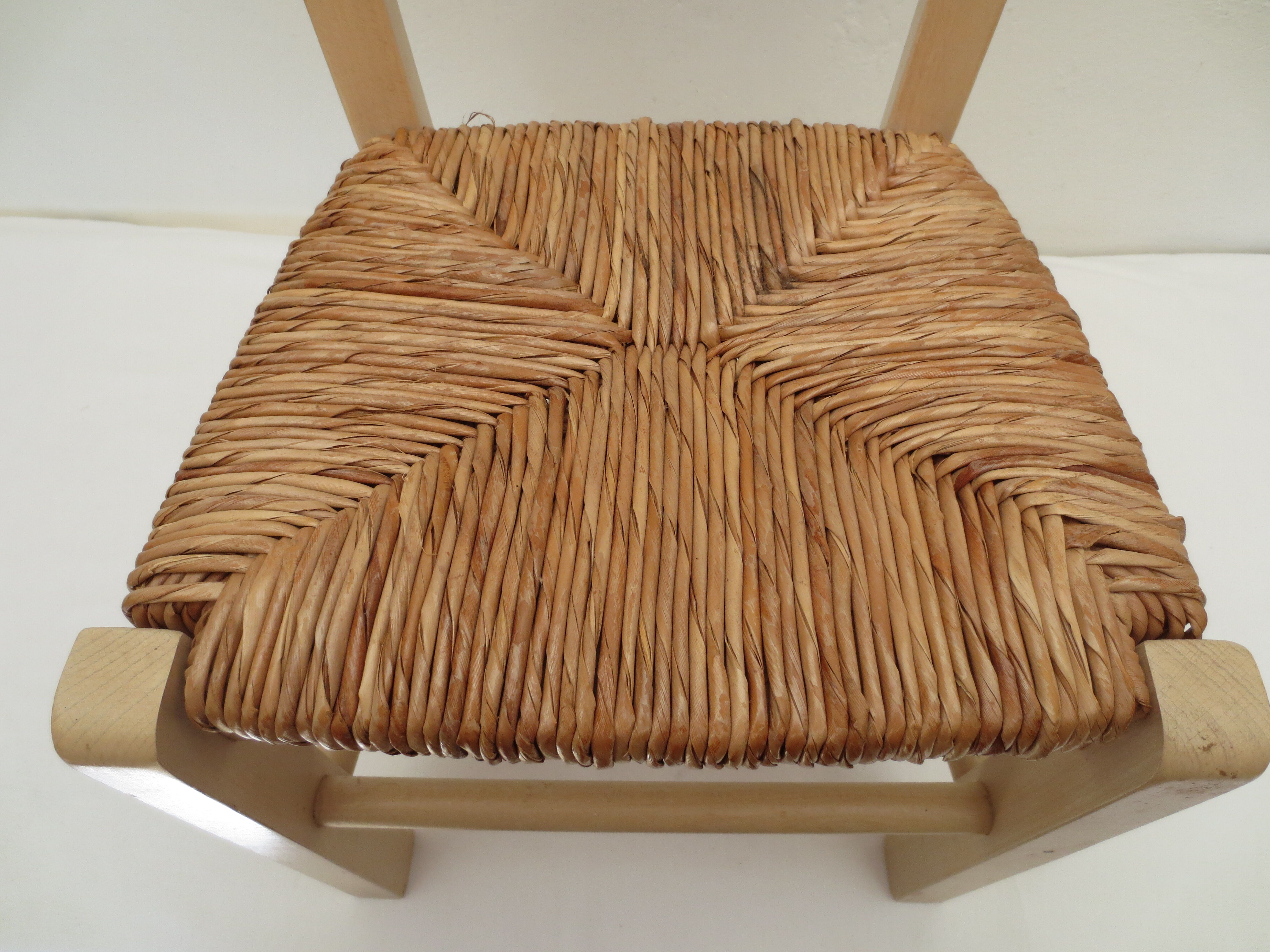 Children's chair of greige color in wood and straw