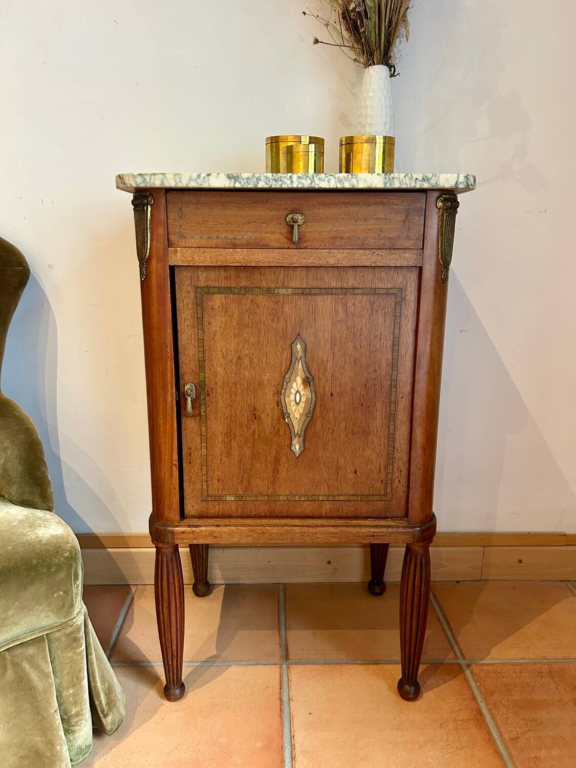 Antique bedside table in wood and marble – adorned with gilded brass ornaments –