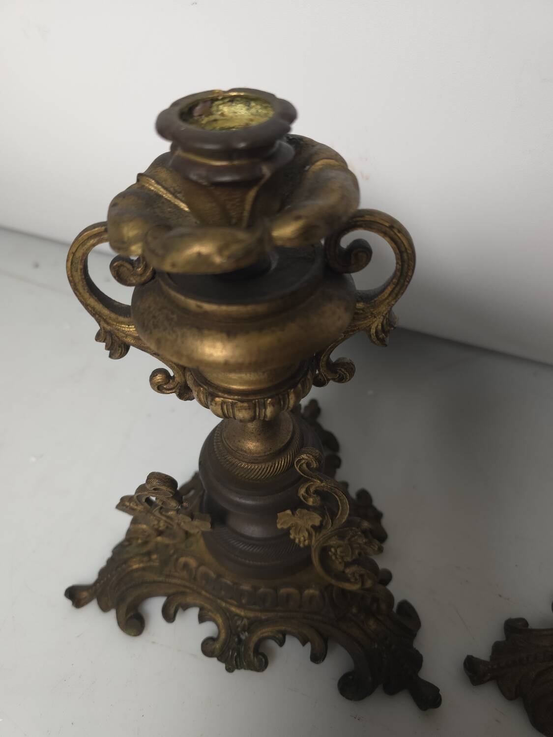 Bougeoirs en bronze avec grappes de raisins (la paire )