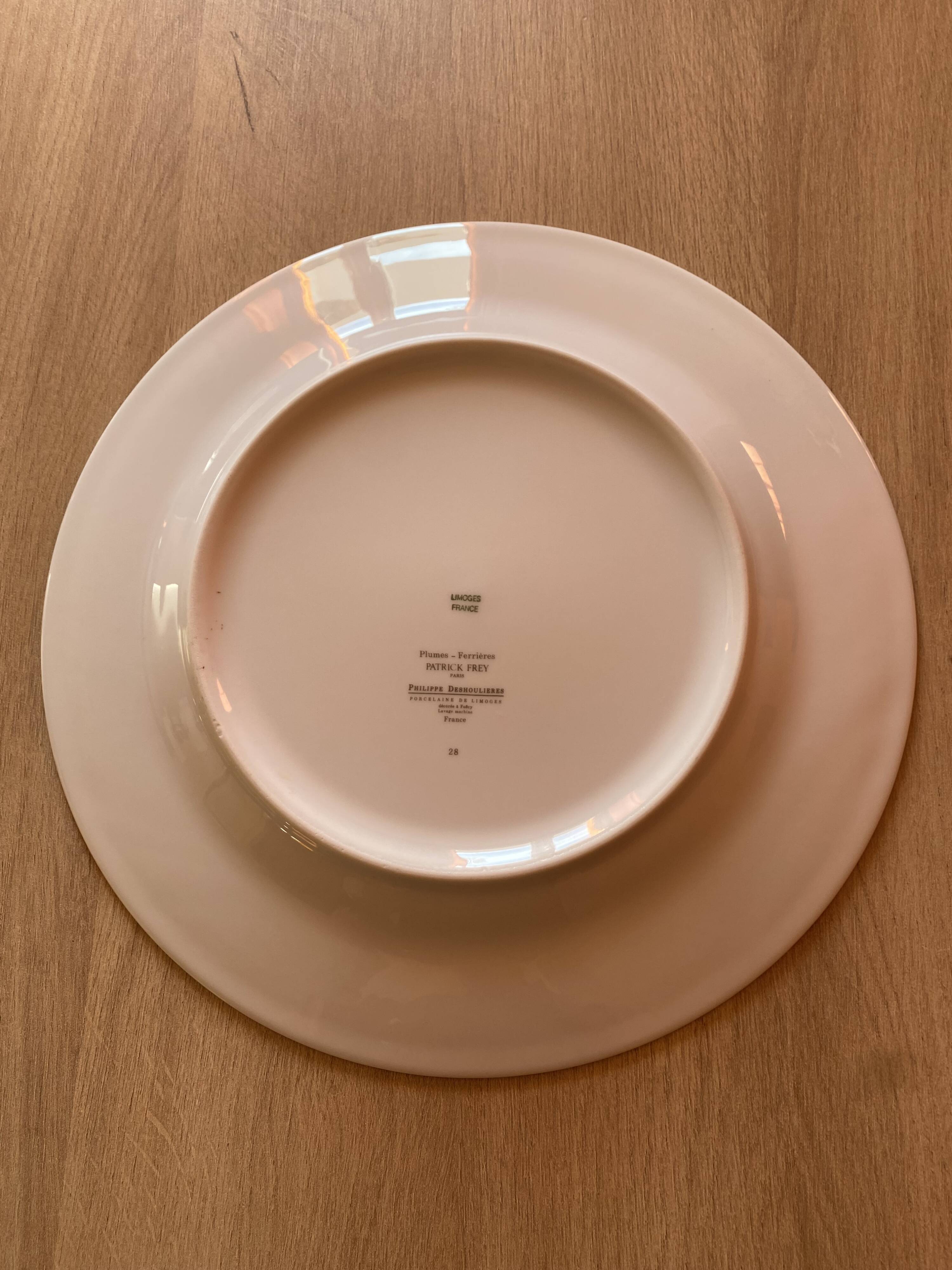 Porcelain plate with feather decoration