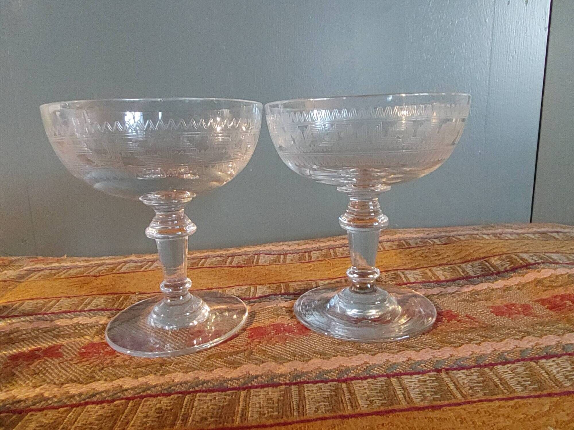 2 antique champagne glasses, engraved Empire frieze - Period 1900
