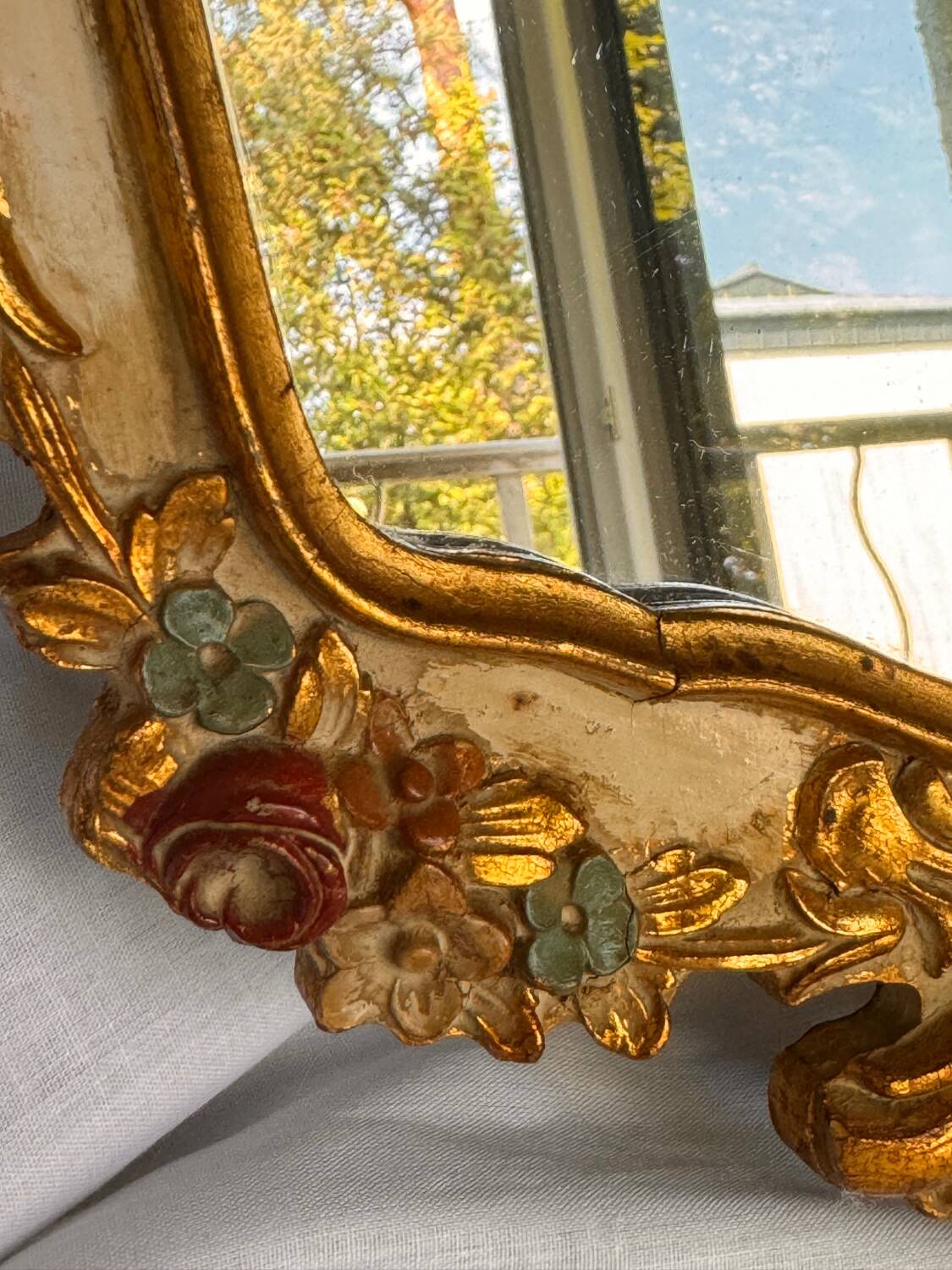 Miroir en bois doré décoré