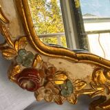 Miroir en bois doré décoré