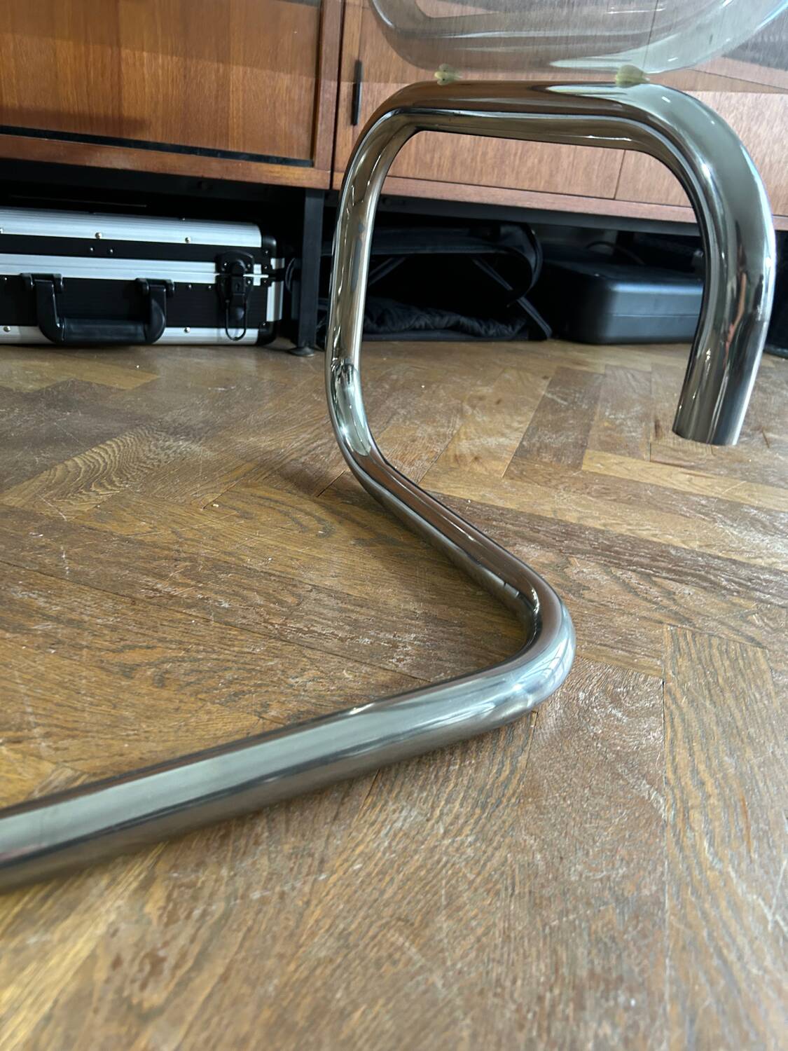 1970s design coffee table in rectangular glass with chrome legs