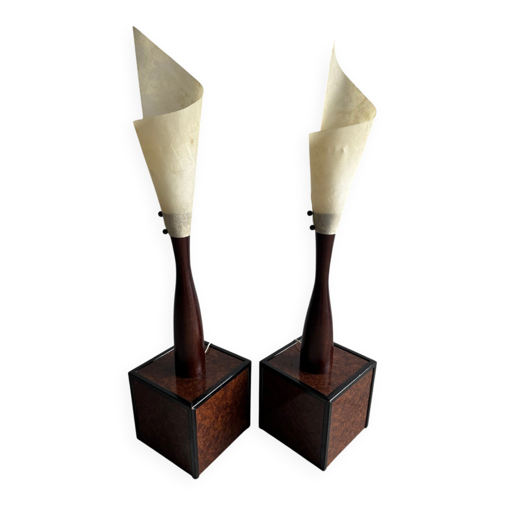 Set de 2 lampes sculpturales beiges avec des bases en bois massif, design organique du milieu du siècle.