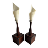 Set de 2 lampes sculpturales beiges avec des bases en bois massif, design organique du milieu du siècle.
