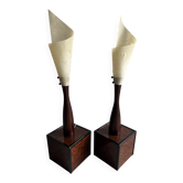 Set de 2 lampes sculpturales beiges avec des bases en bois massif, design organique du milieu du siècle.