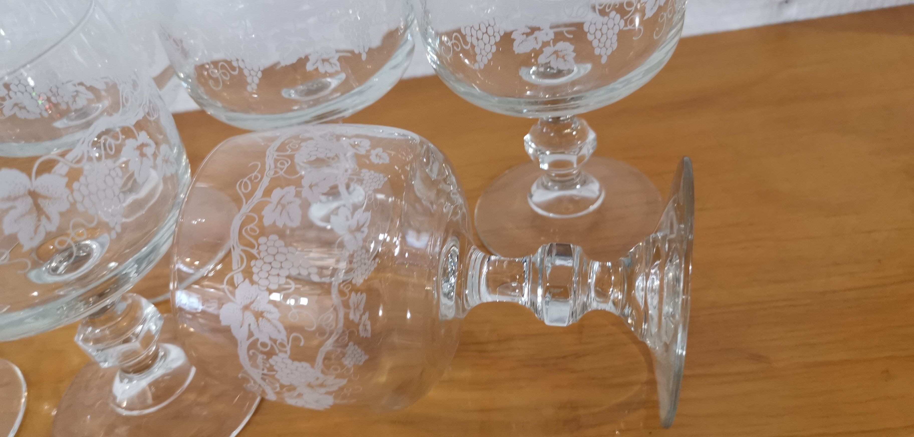 Set of 9 red wine glasses on feet, grape decoration and Luminarc vine shoot