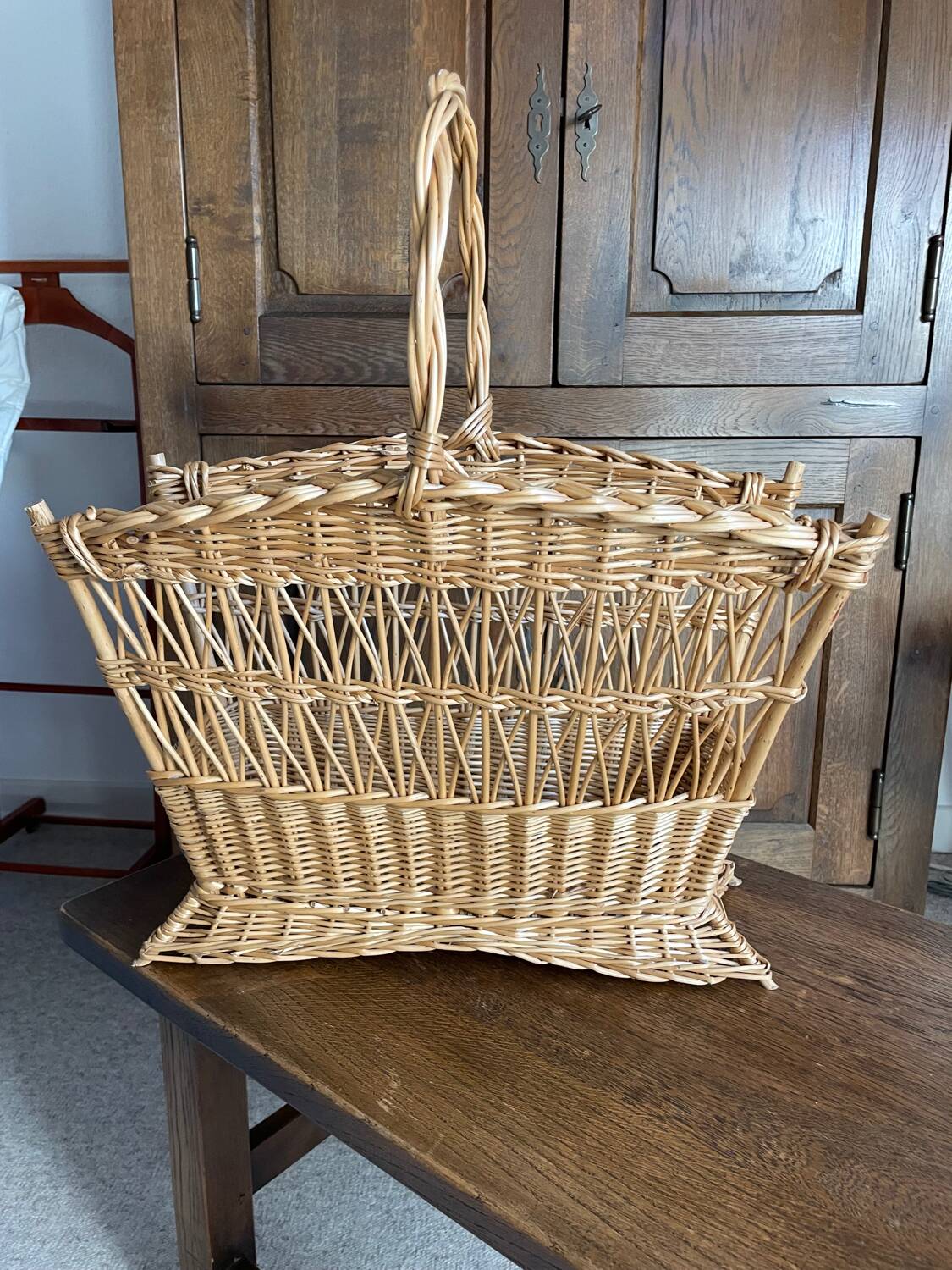 Rattan magazine rack