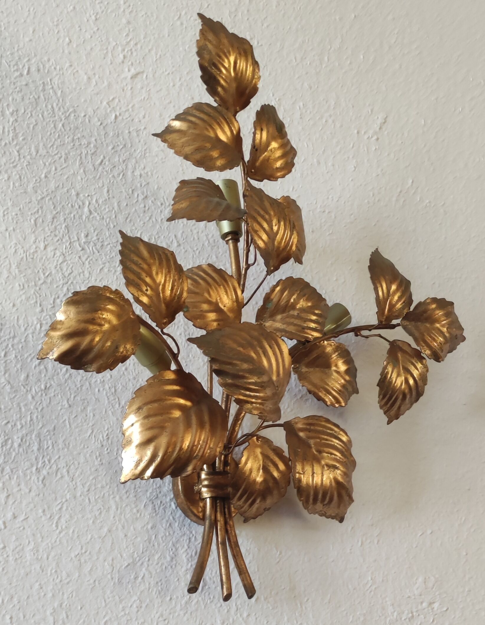 Design wall lamp in gold metal