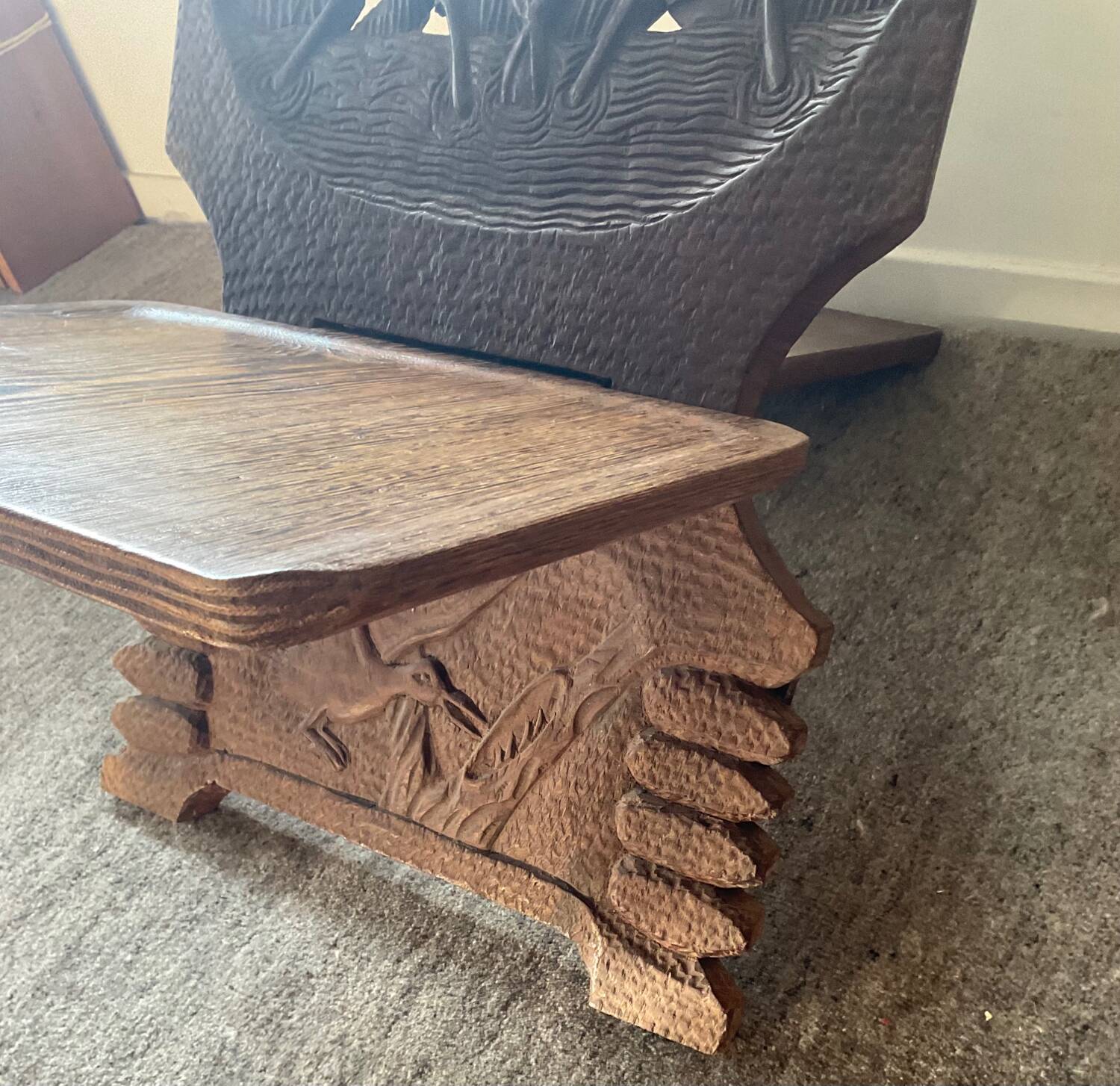 Chaise vintage à palabre en bois sculpté