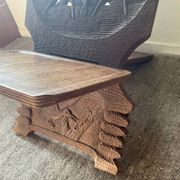 Chaise vintage à palabre en bois sculpté