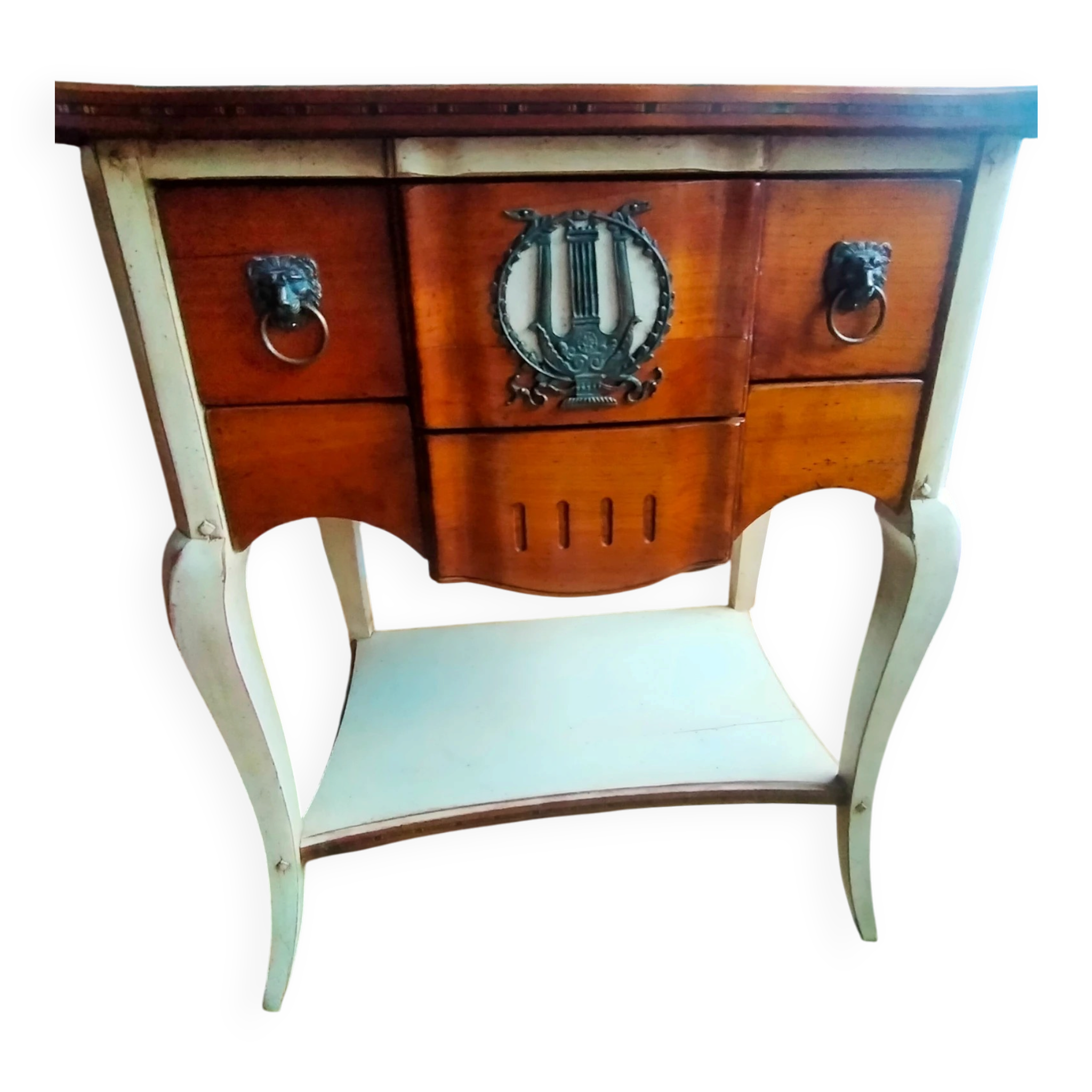 Classic chest of drawers