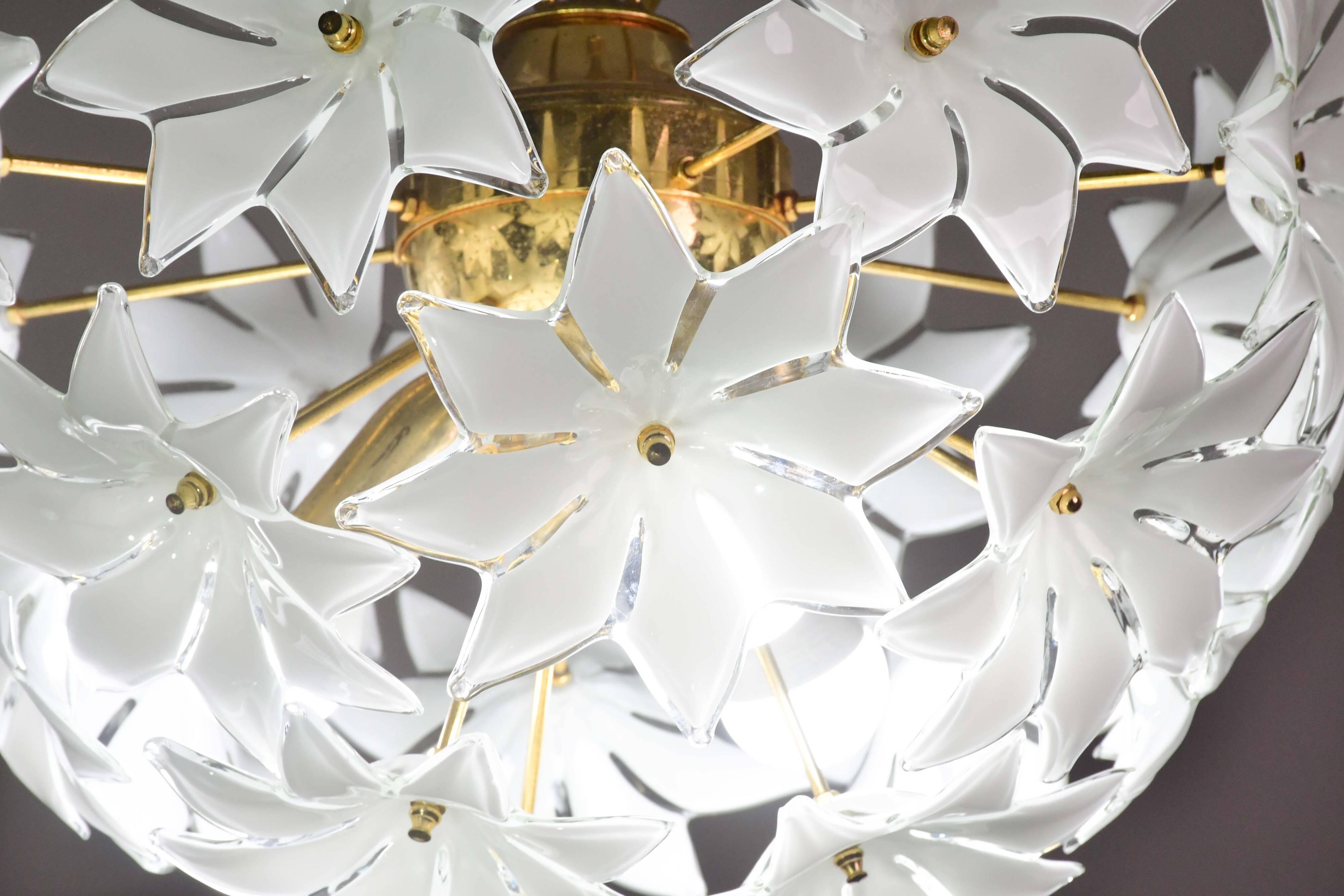 Charmant luminaire en verre de Murano Spoutnik fleurs blanches, années 1970