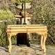 Table basse, vitrine d’exposition en bois peint polychrome