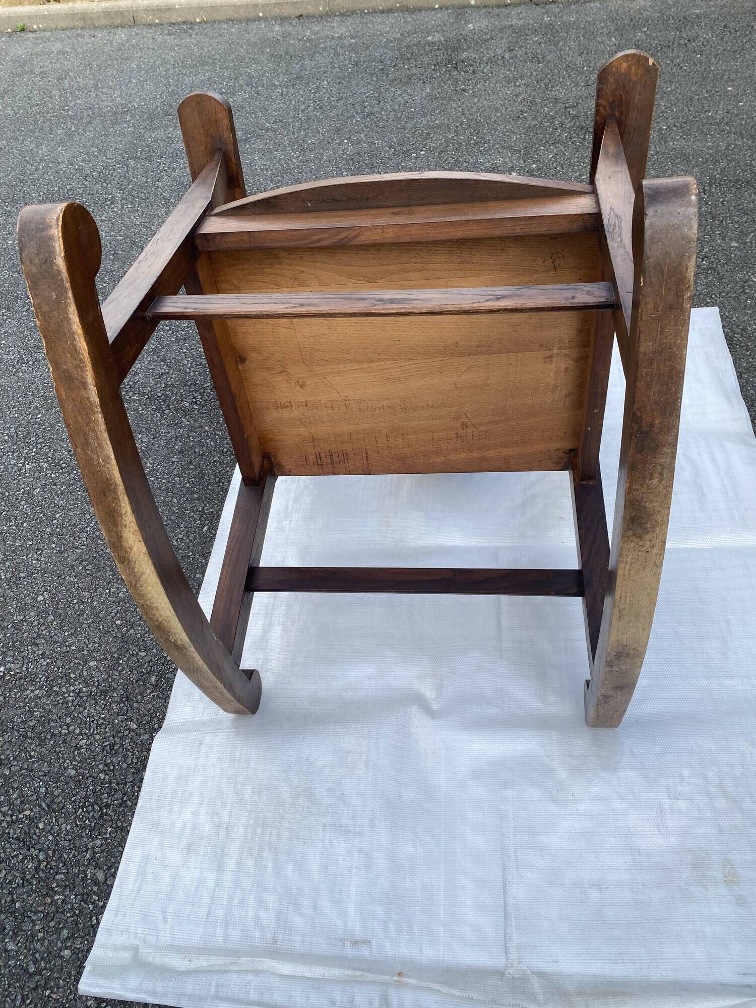 Antique rocking chair in solid oak - beautiful patina - traditional craftsmanship