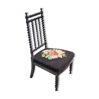 Chaise Napoleon III en bois tourné et tapisserie motif roses