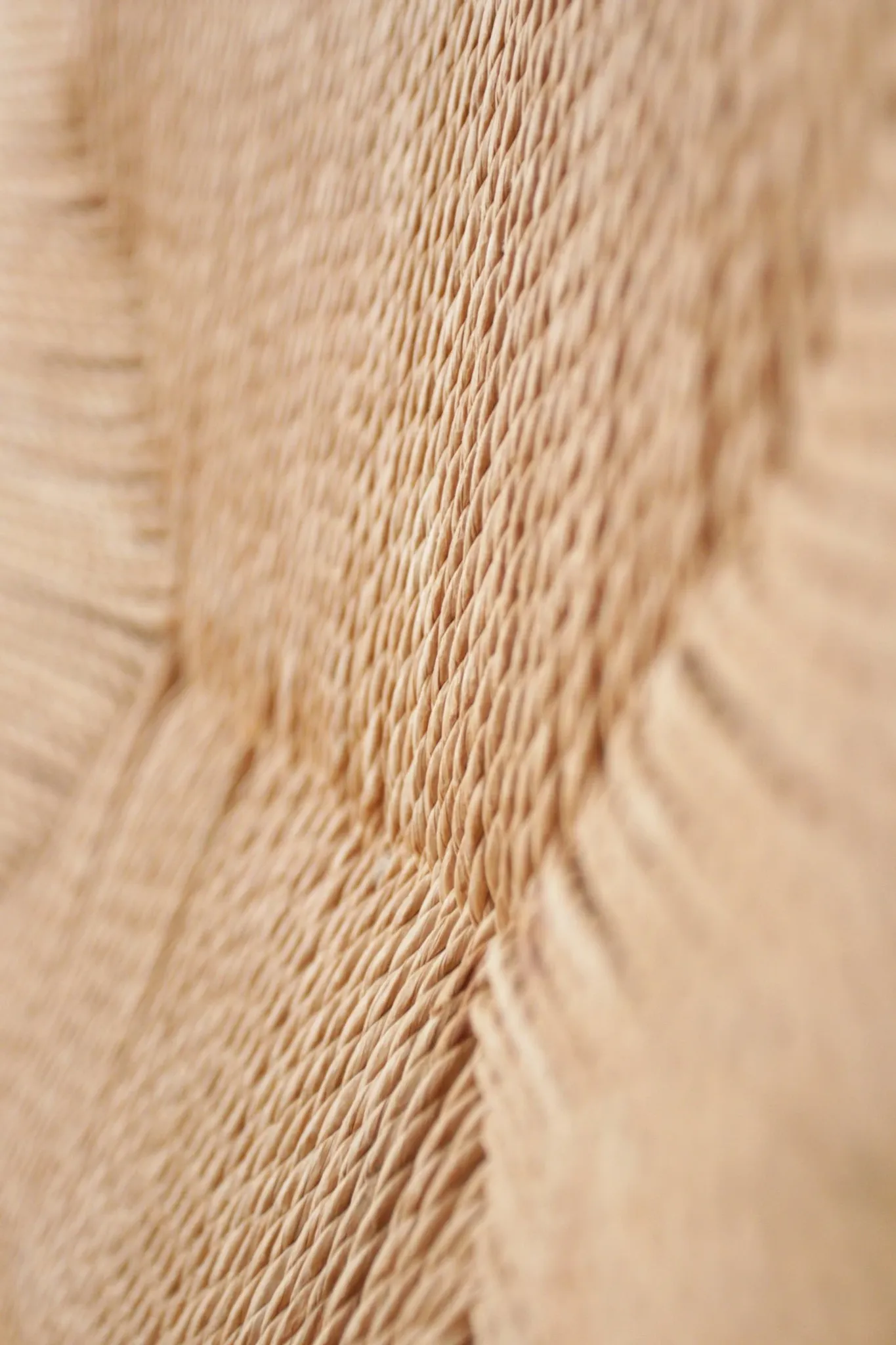 Ensemble de quatre chaises de salle à manger danoises modernes du milieu du siècle en papercord et pin massif.