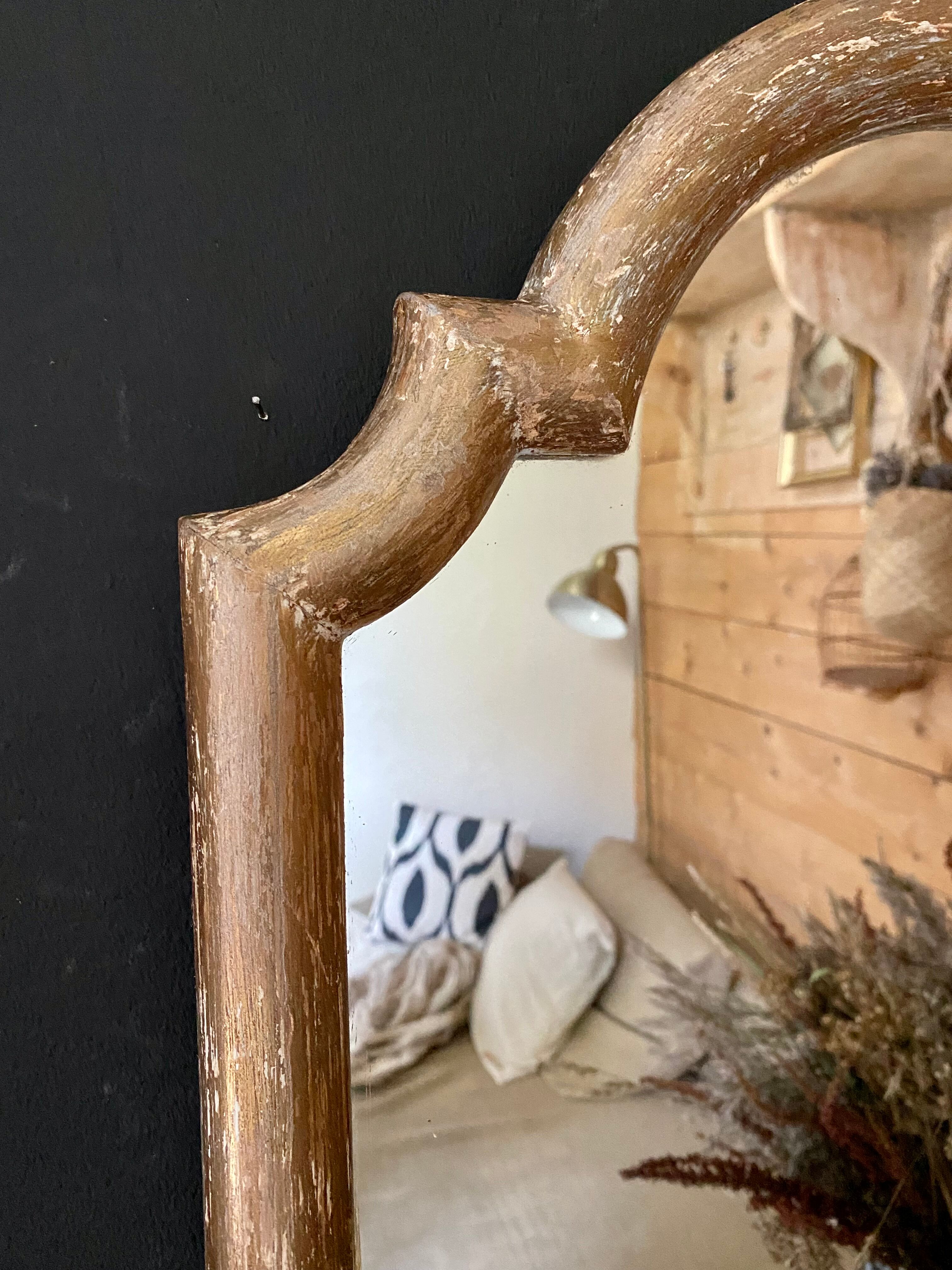 Patinated gilded mirror in wood and plaster