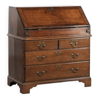 Grand coffre à tiroirs / bureau / coffre en chêne anglais du XVIIIe siècle avec des compartiments secrets et un intérieur en gradins.
