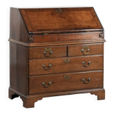 Grand coffre à tiroirs / bureau / coffre en chêne anglais du XVIIIe siècle avec des compartiments secrets et un intérieur en gradins.