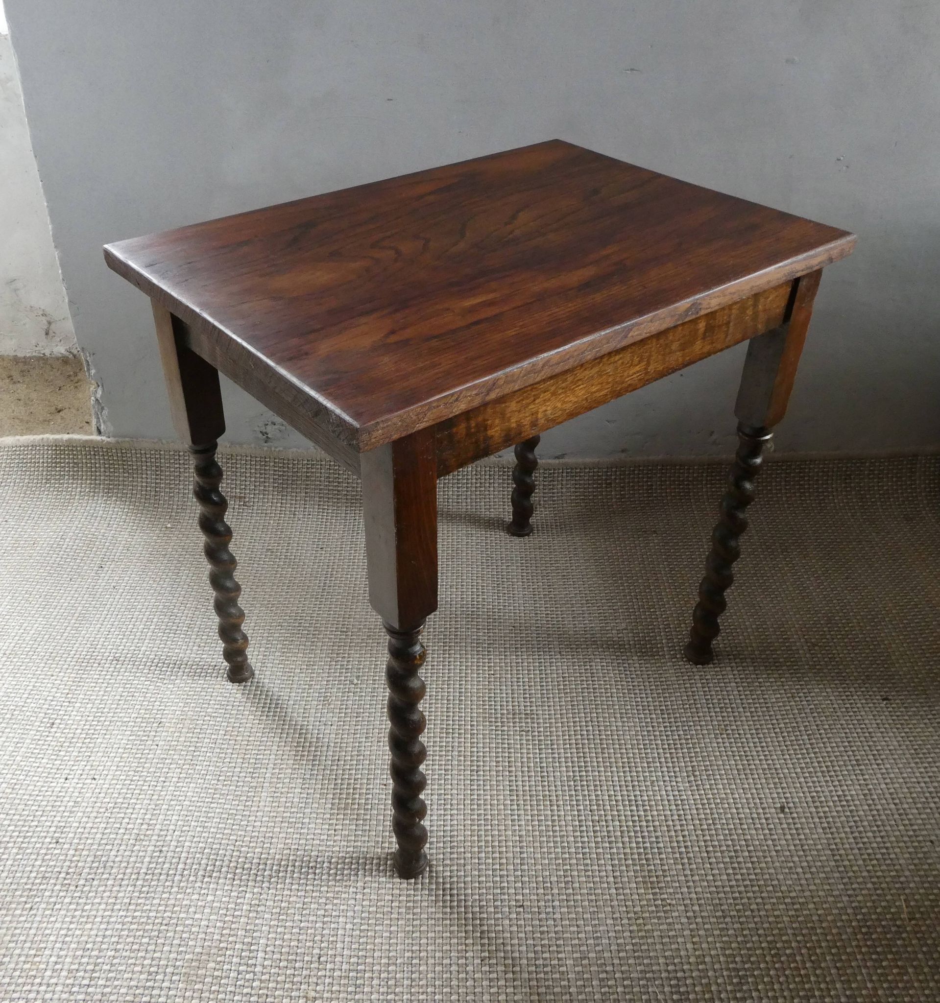 Table basse en bois massif avec pieds torsadés, début XXème