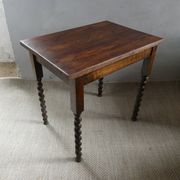 Table basse en bois massif avec pieds torsadés, début XXème