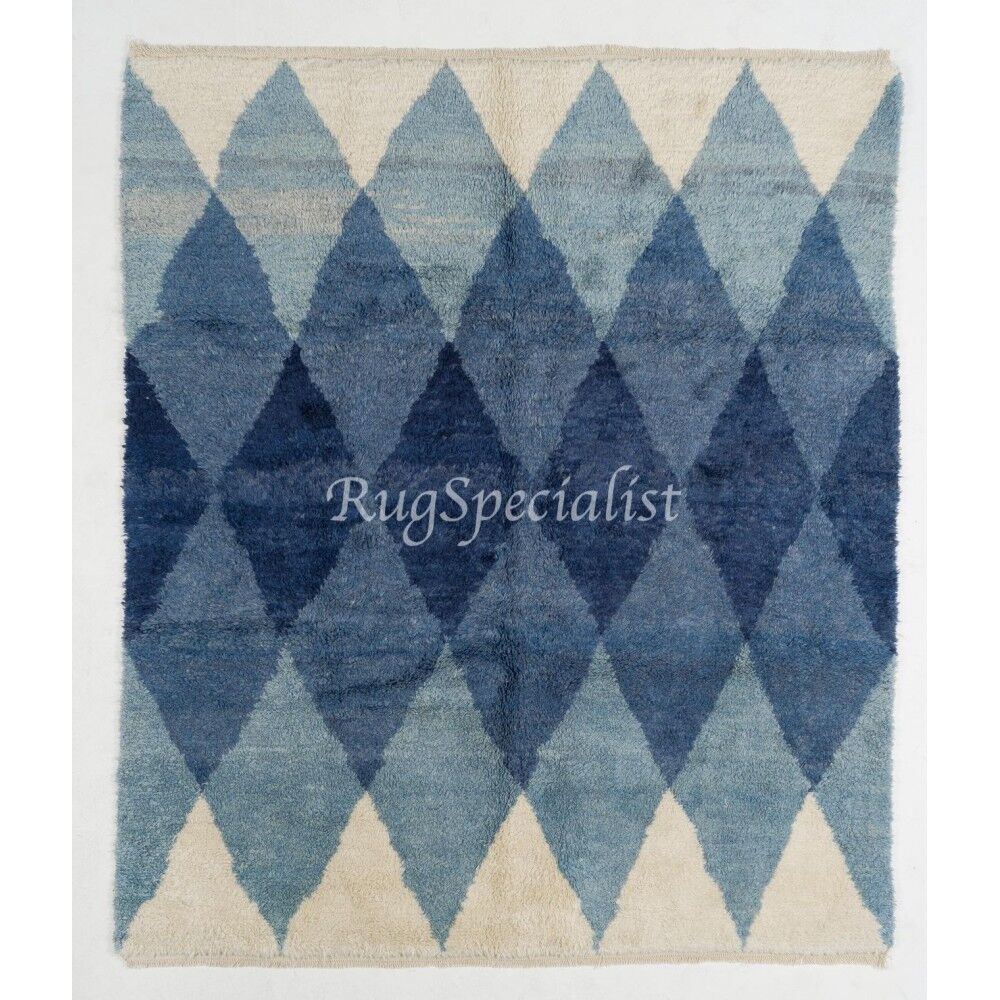 Tapis en laine contemporain avec des diamants bleus entrelacés.