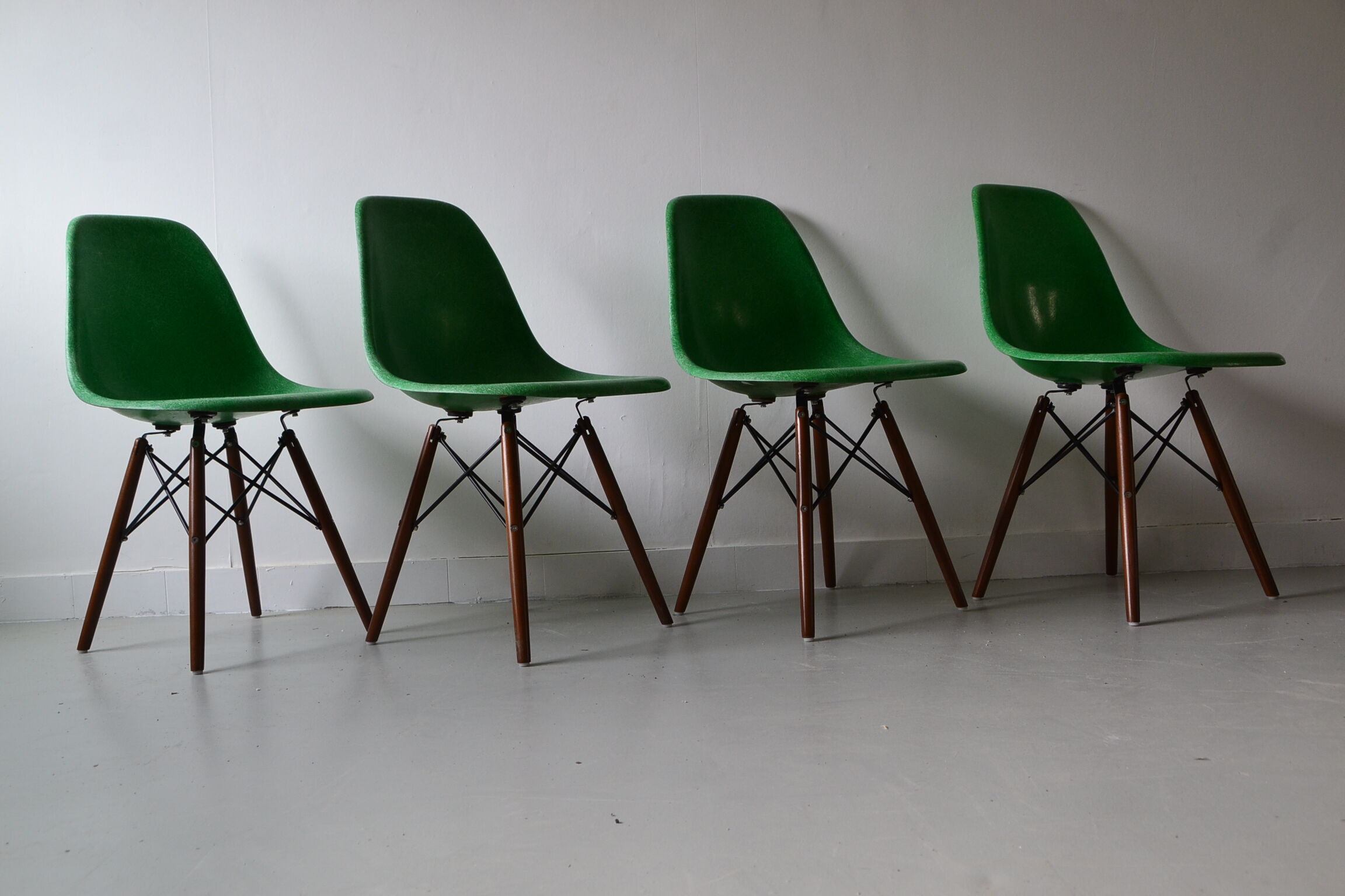Lot de 4 chaises vertes par Charles et Ray Eames pour Herman Miller