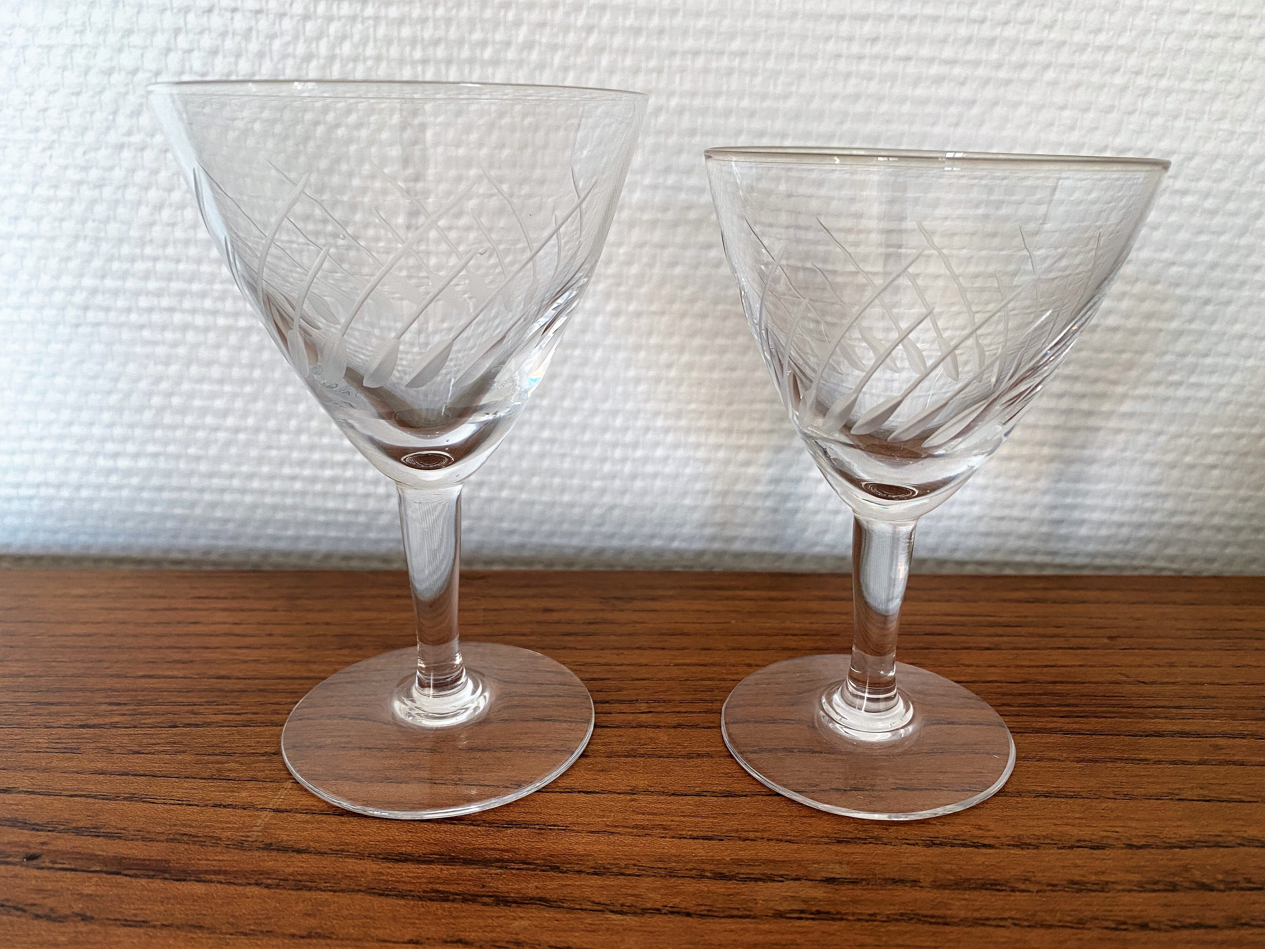 2 engraved glass wine glasses 9 cl and 6 cl