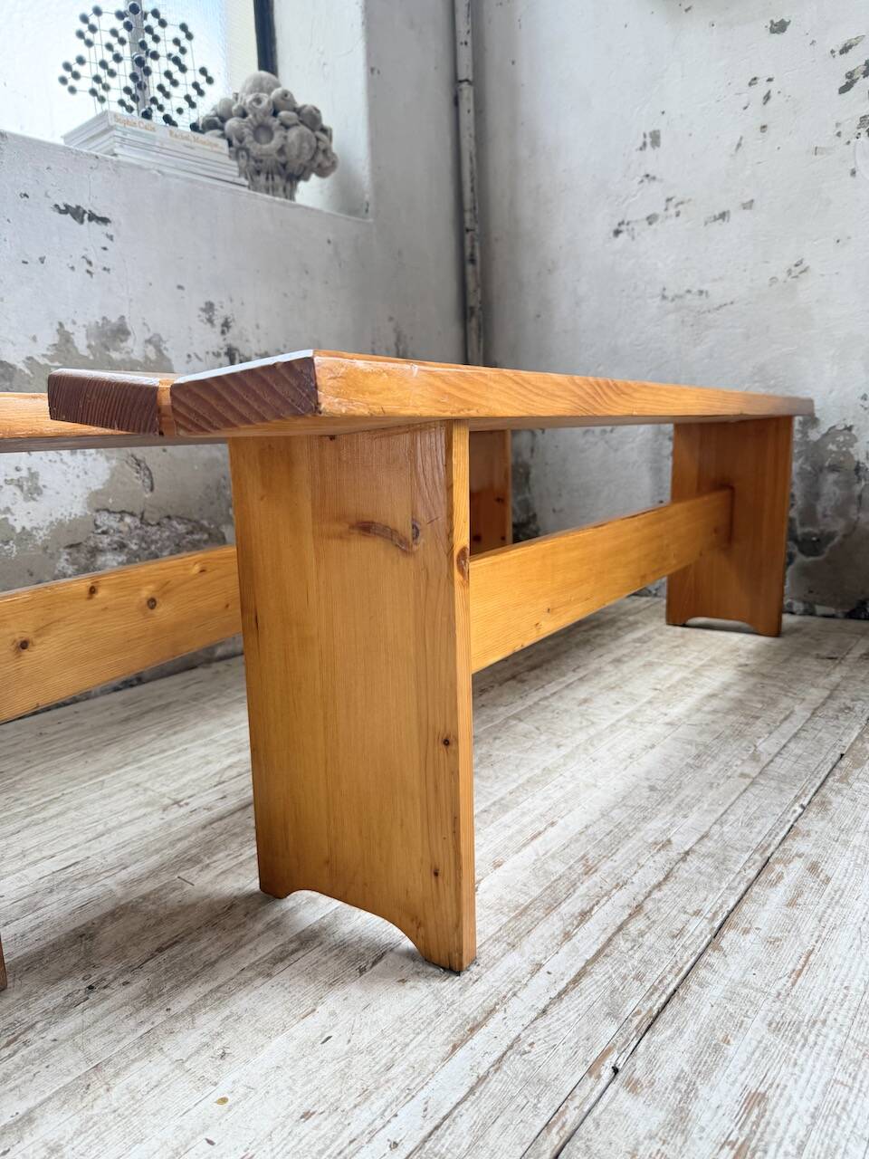 Paire de bancs en pin Charlotte Perriand Les arcs