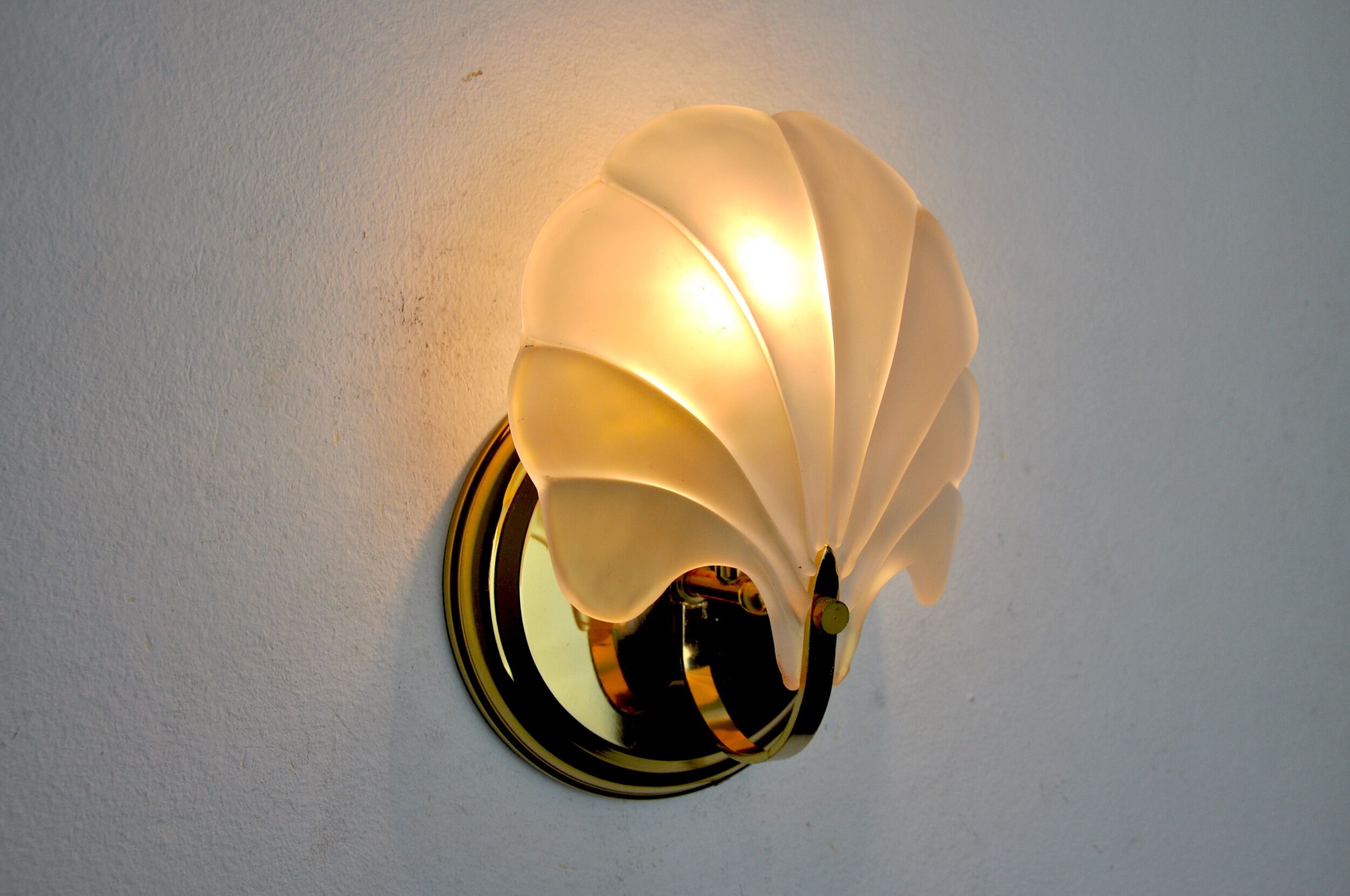 Shell wall lamp, opaque glass, italy, 1980