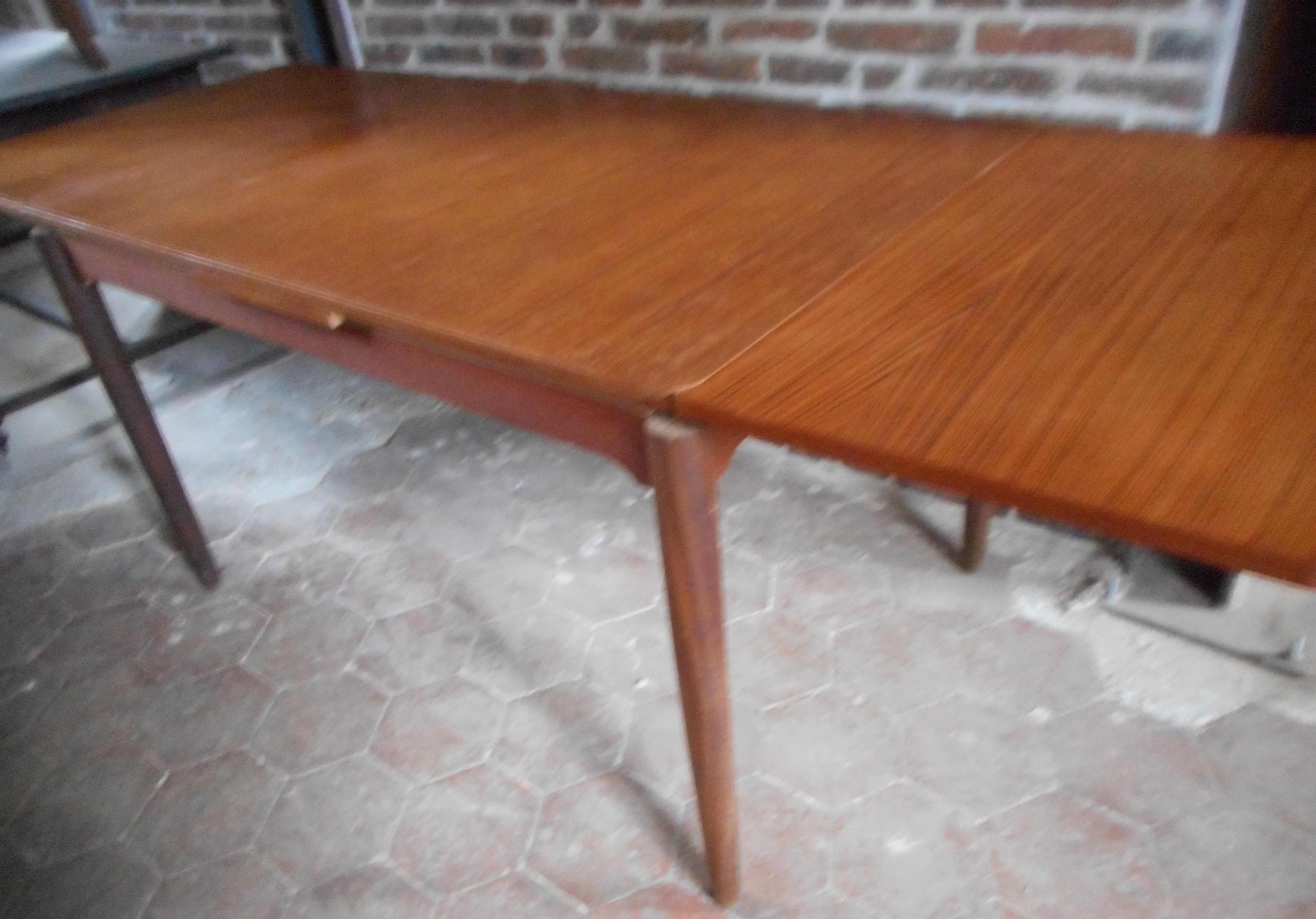 Expandable teak table