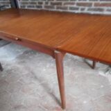 Expandable teak table