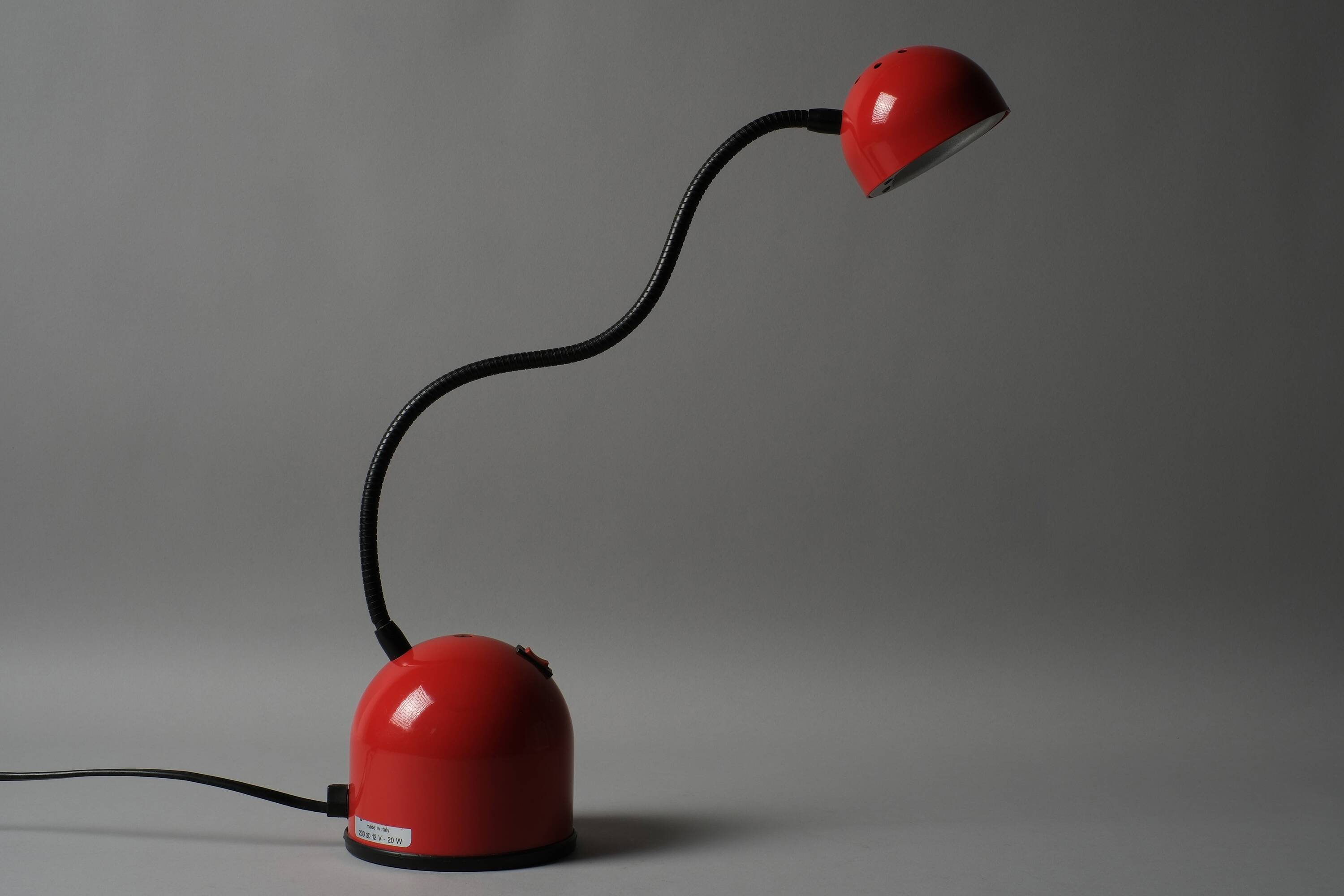 Lampe de bureau flexible Stilplast, rouge et noir, Italie, années 1980