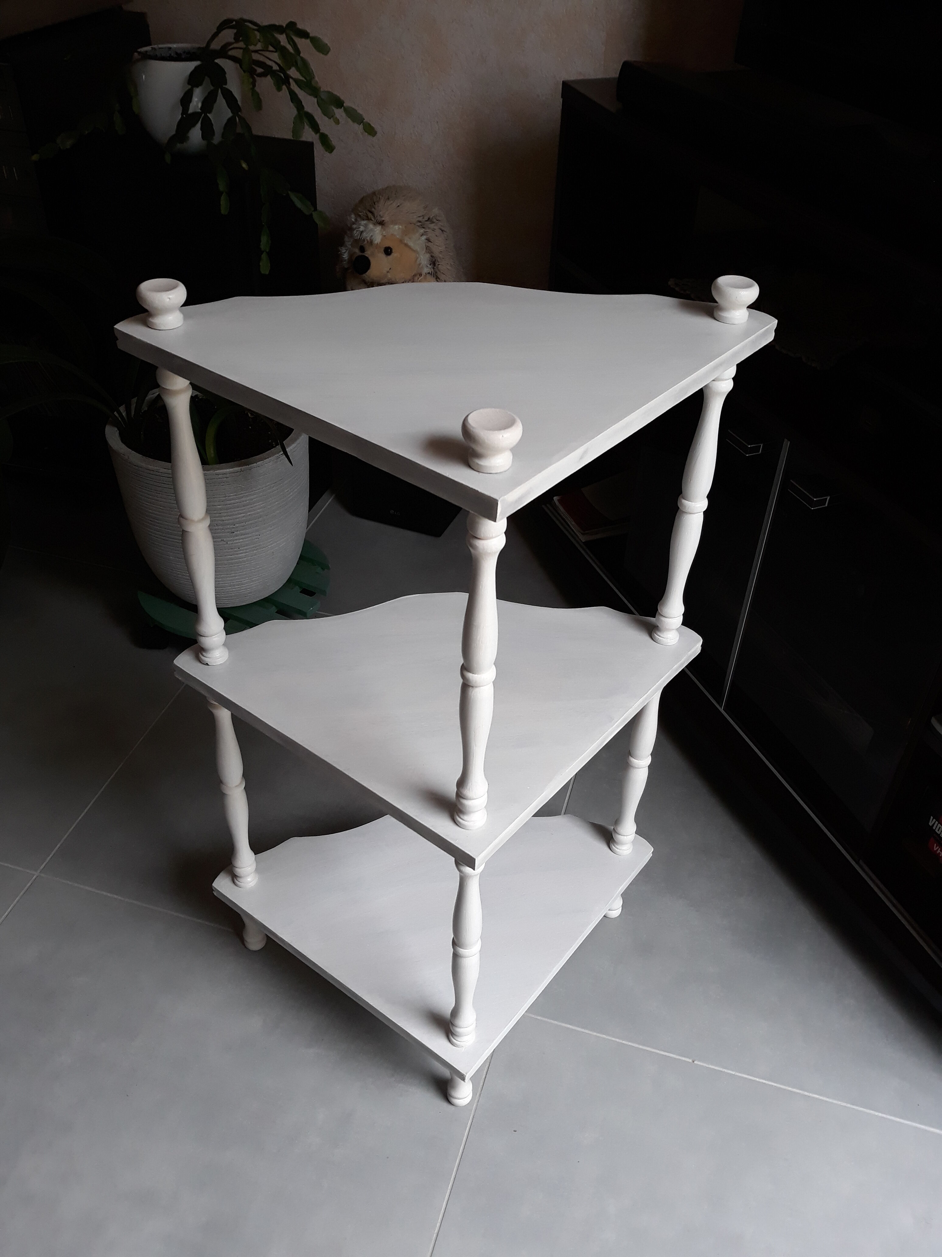 Massive wood angle shelf