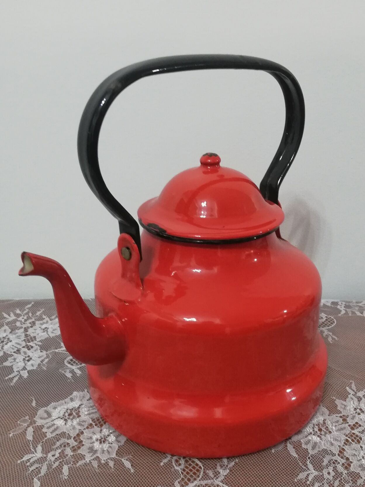Red enamelled sheet metal kettle