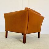 Fauteuil lounge scandinave vintage en cuir cognac, style milieu du siècle