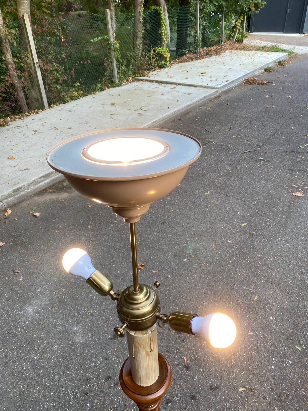 Art Deco floor lamp in solid wood and gilded brass