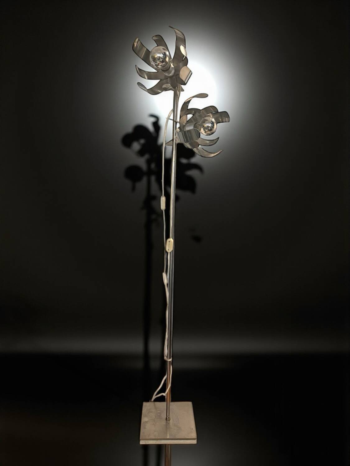 Floor lamp with metal flowers