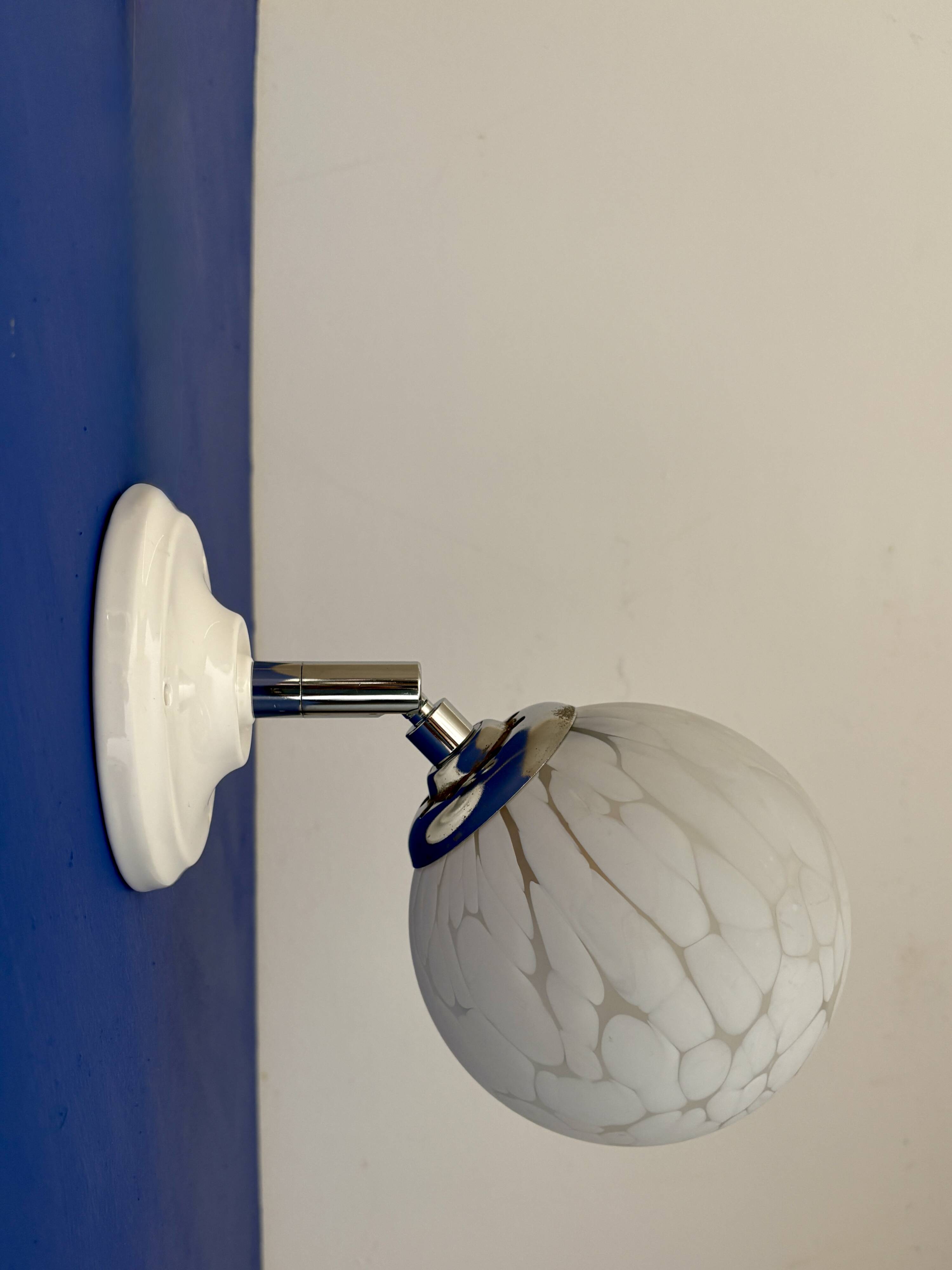Applique globe vintage en verre de Clichy blanc
