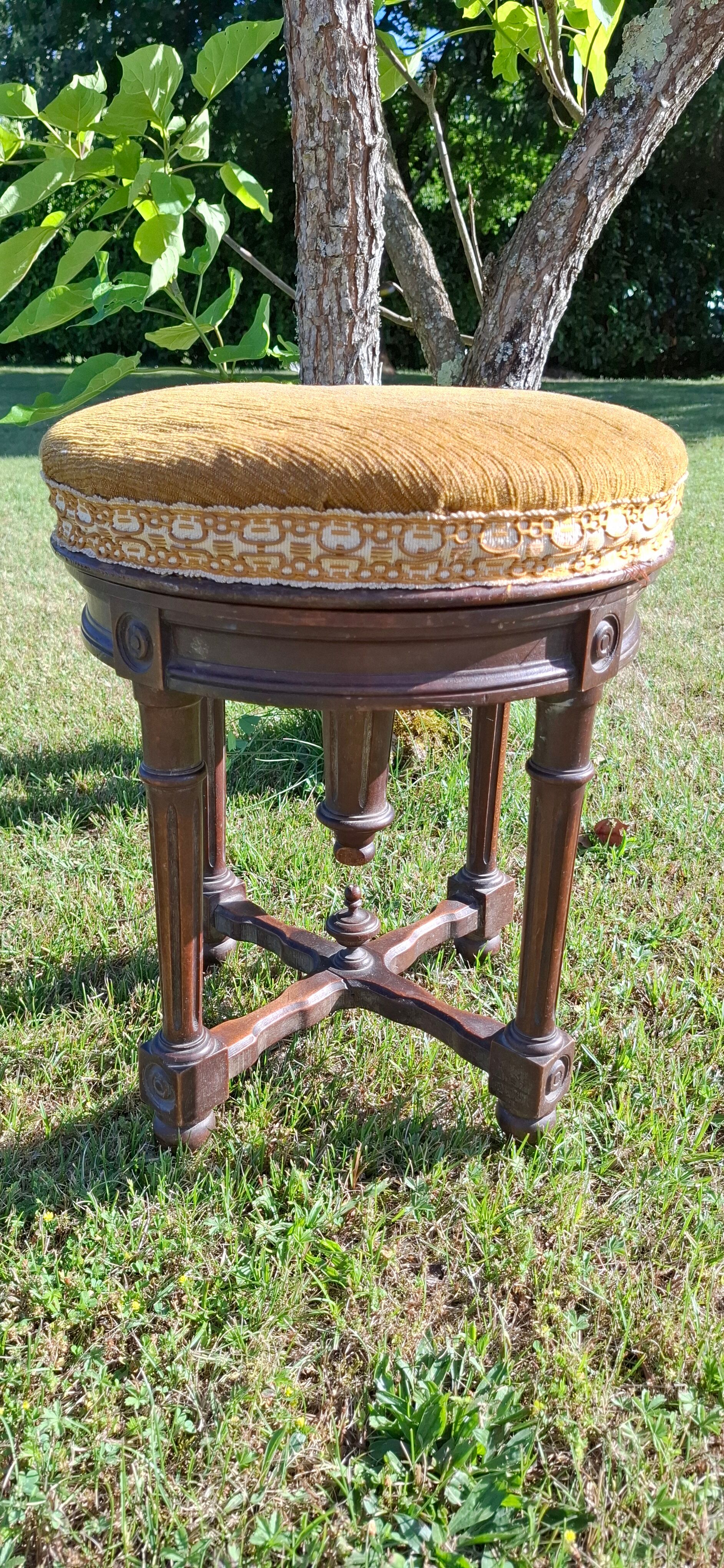 Adjustable piano stool