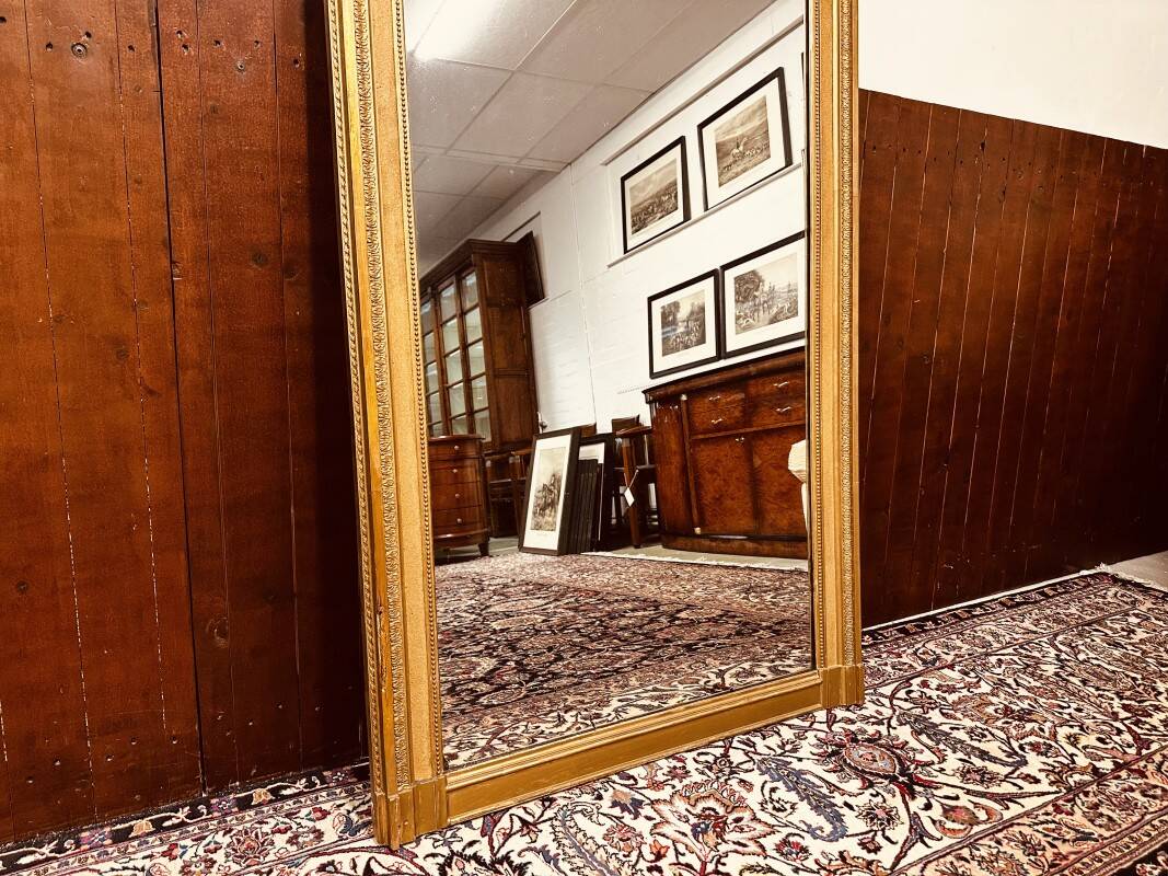 Antique English golden barock mirror mirror with large ornament