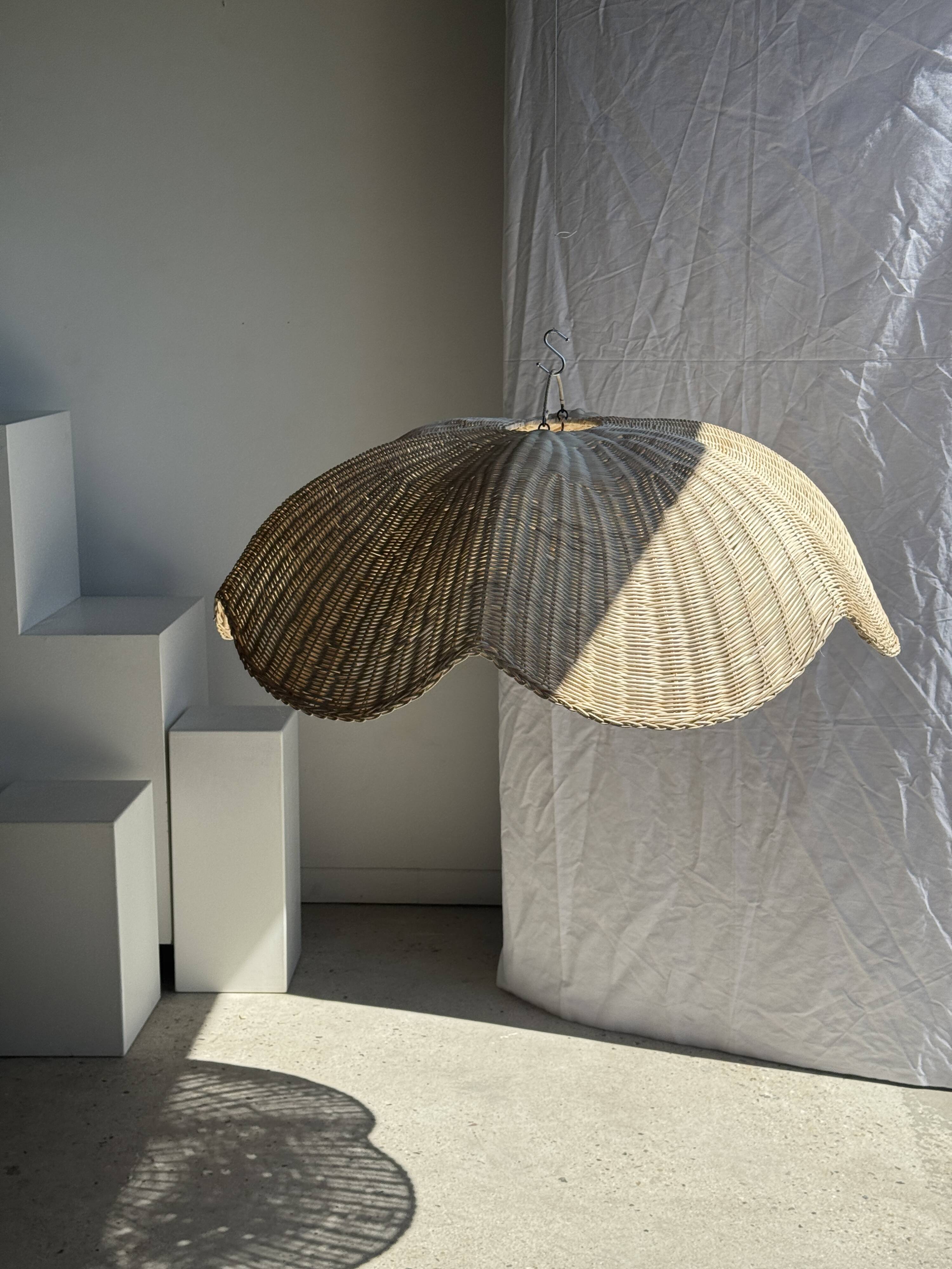 Large suspension or lampshade in flat woven tulip flower rattan H35 D