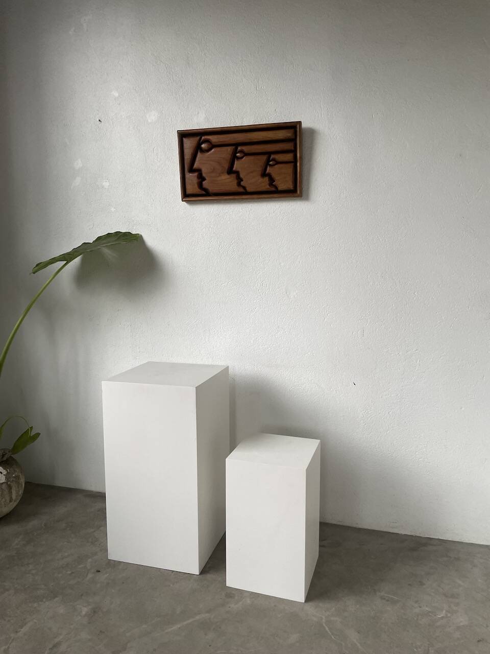 Bas relief cadre bois motifs visages