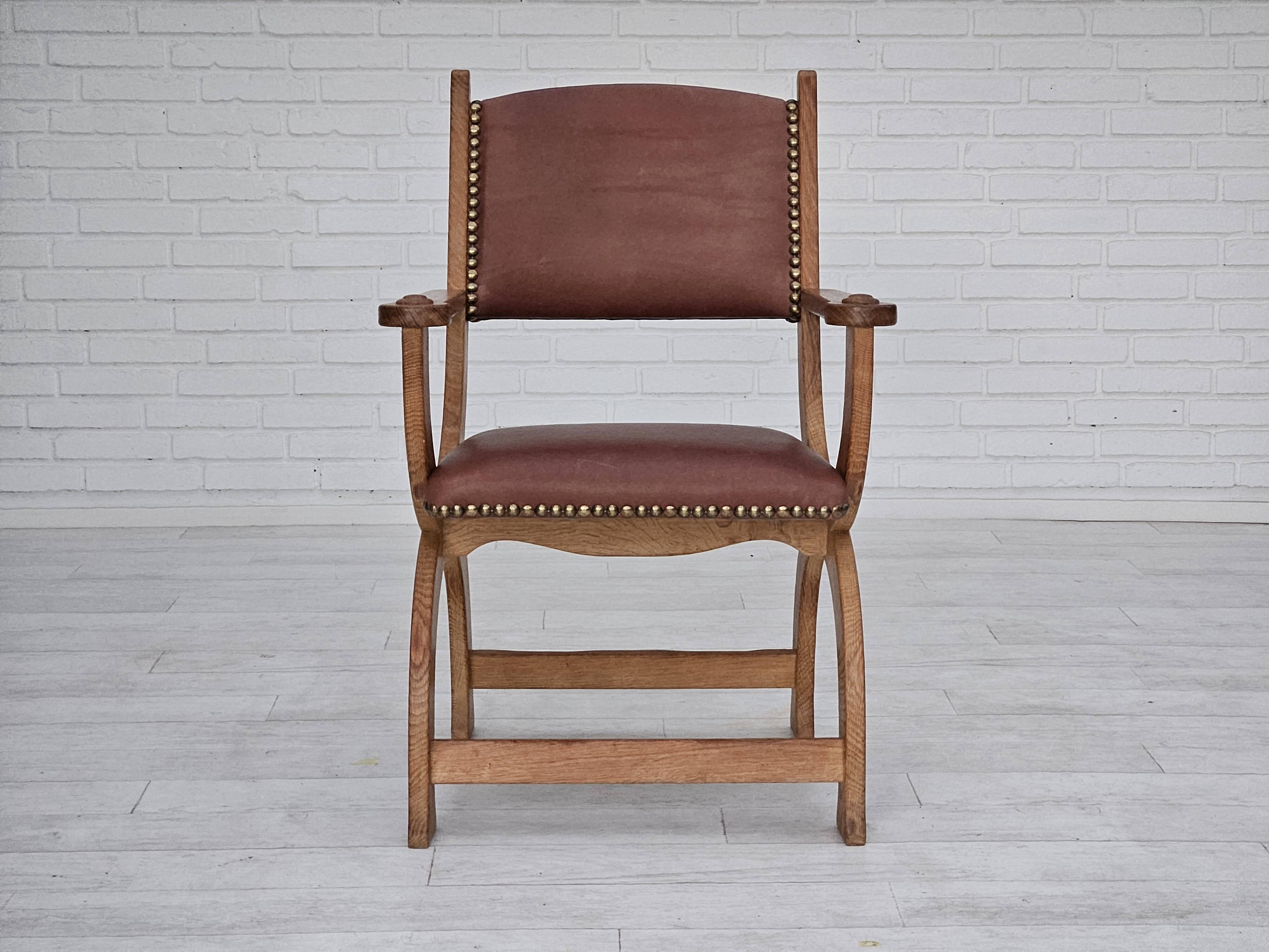 Années 1950, design danois, fauteuil retapissé, cuir marron naturel, bois de chêne.