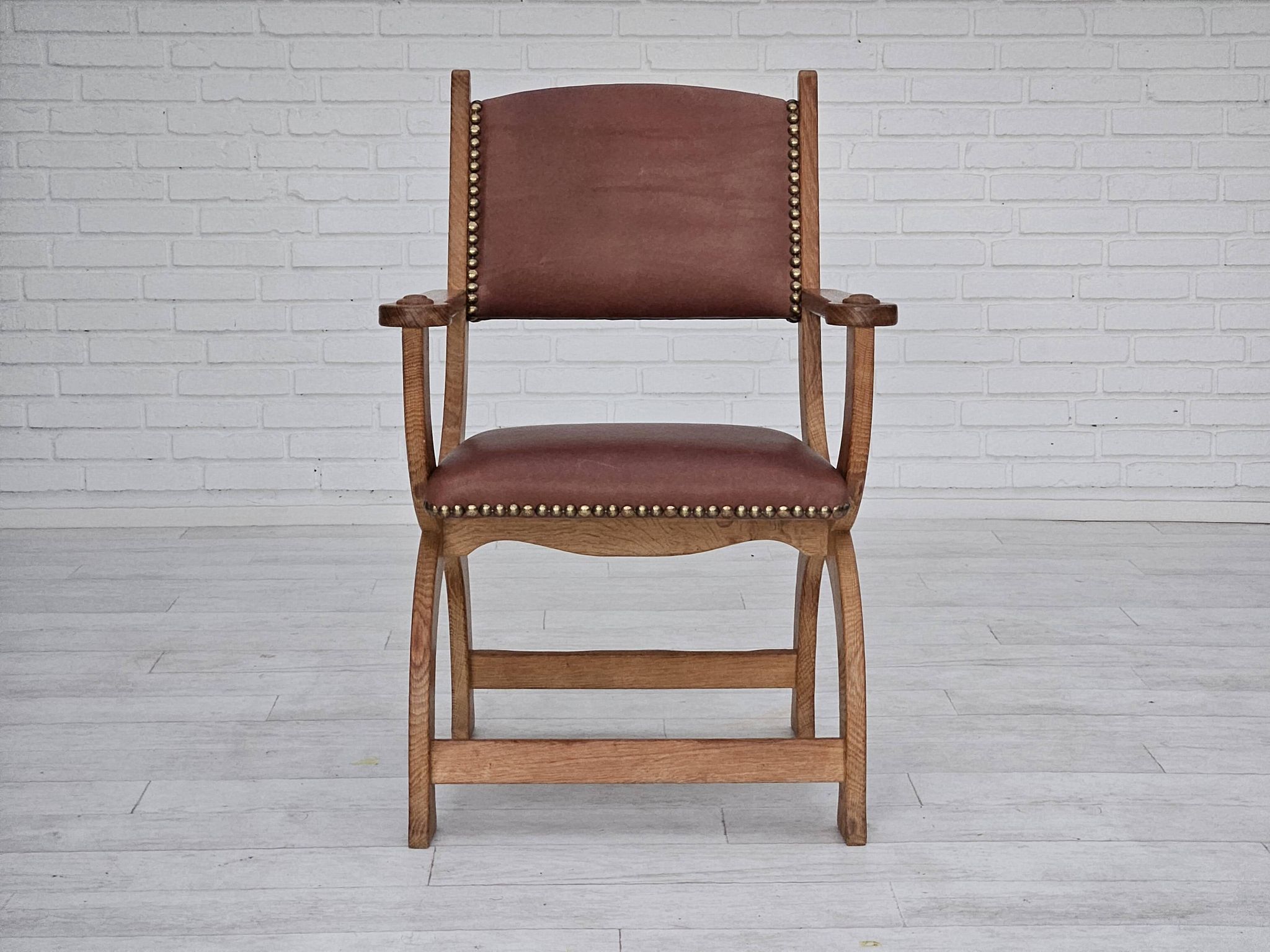Années 1950, design danois, fauteuil retapissé, cuir marron naturel, bois de chêne.